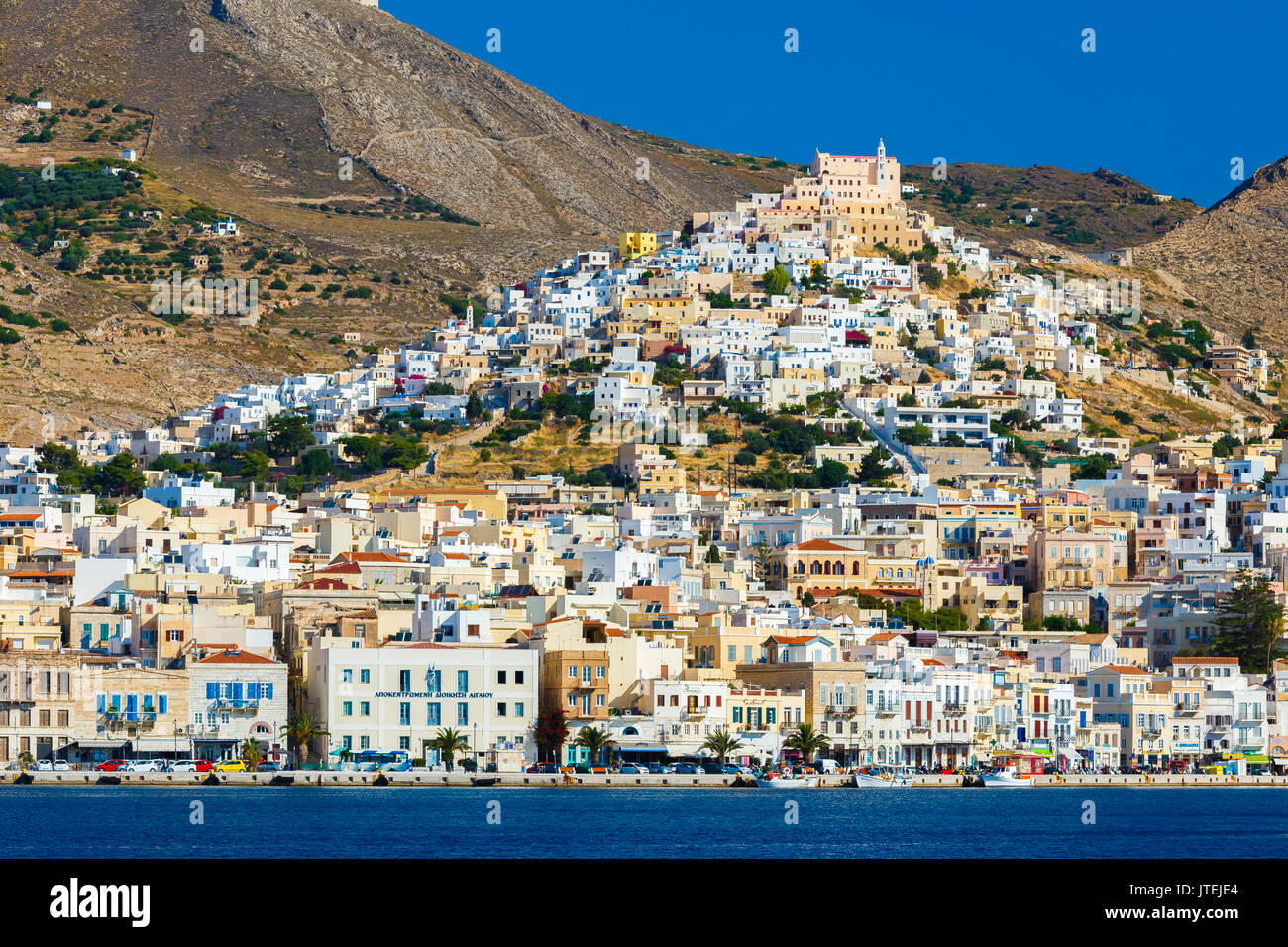 Ermoupolis à Syros Island avec Saint Georgio église et maisons traditionnelles contre un ciel bleu, Grèce Banque D'Images