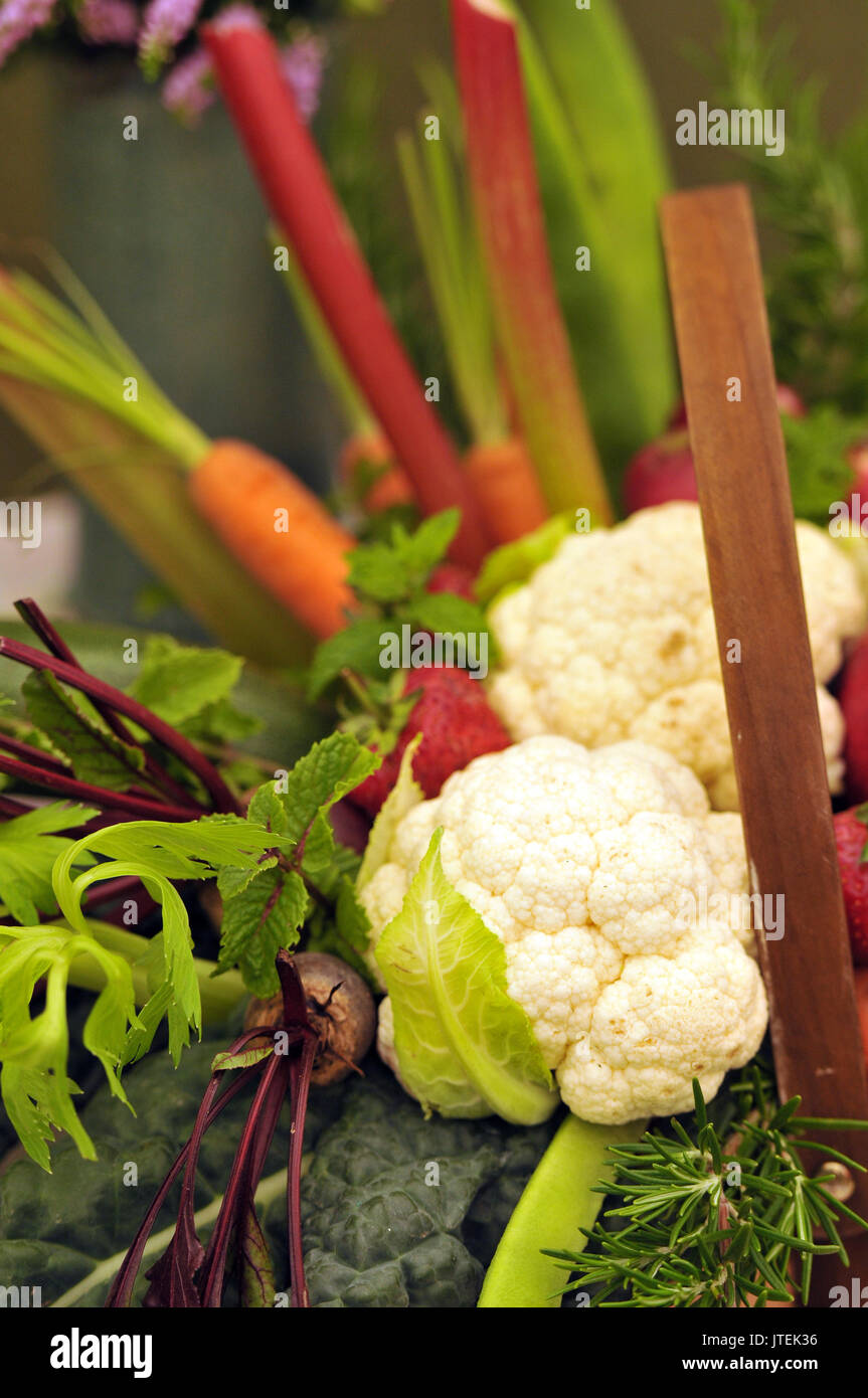 Un mélange de légumes à la vente à un show de l'horticulture. Banque D'Images