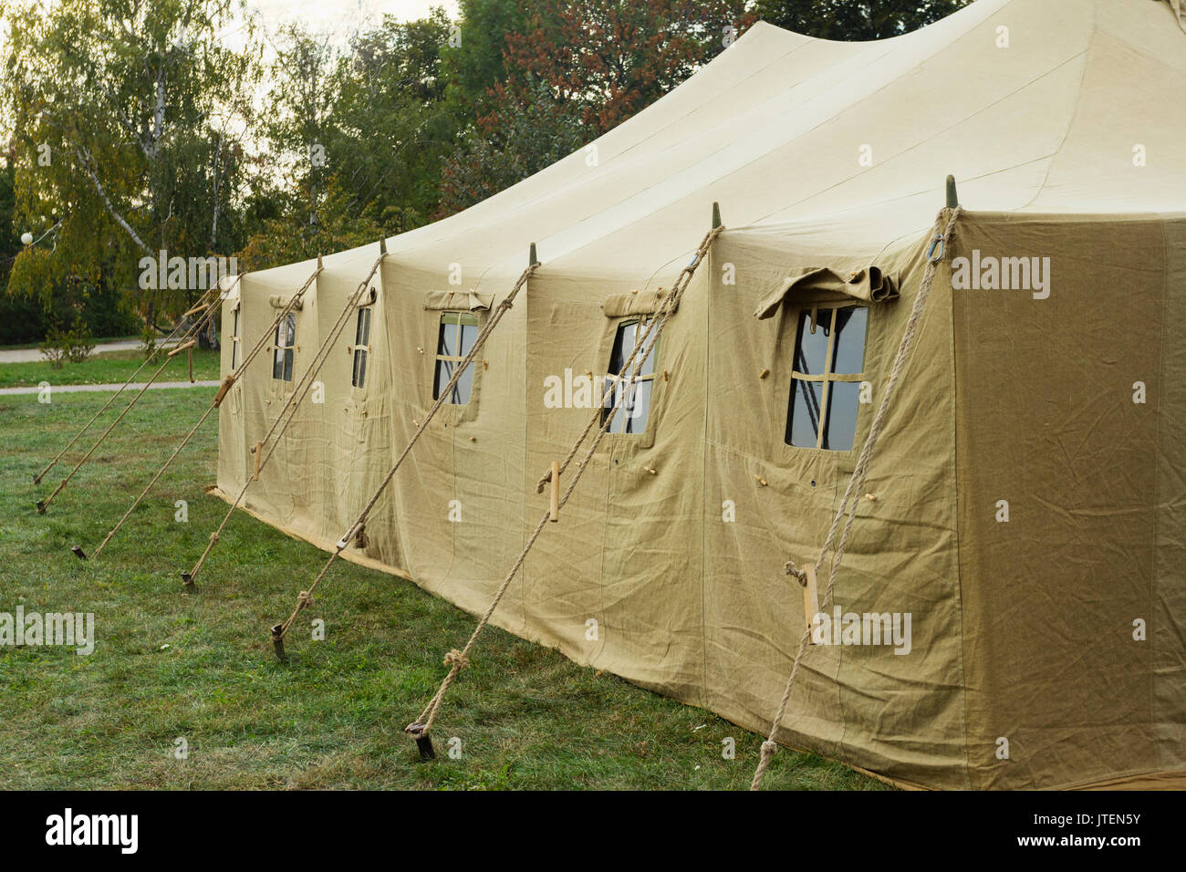 Très grande tente militaire dans la forêt Banque D'Images
