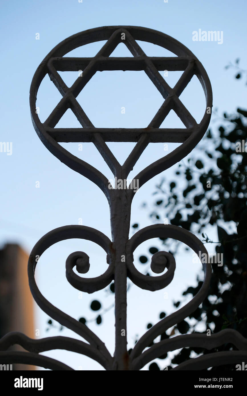 Un Magen David star décore la porte d'entrée de l'ancienne synagogue en Hagoral Batei Goral ancien quartier cour fondée en 1885 à Nachlaot ou Nahlaot un regroupement de 23 quartiers ancienne cour qui peuplaient la nouvelle ville après avoir quitté la ville fortifiée de Jérusalem à la fin du 19e siècle situé dans l'ouest de Jérusalem Israël Banque D'Images