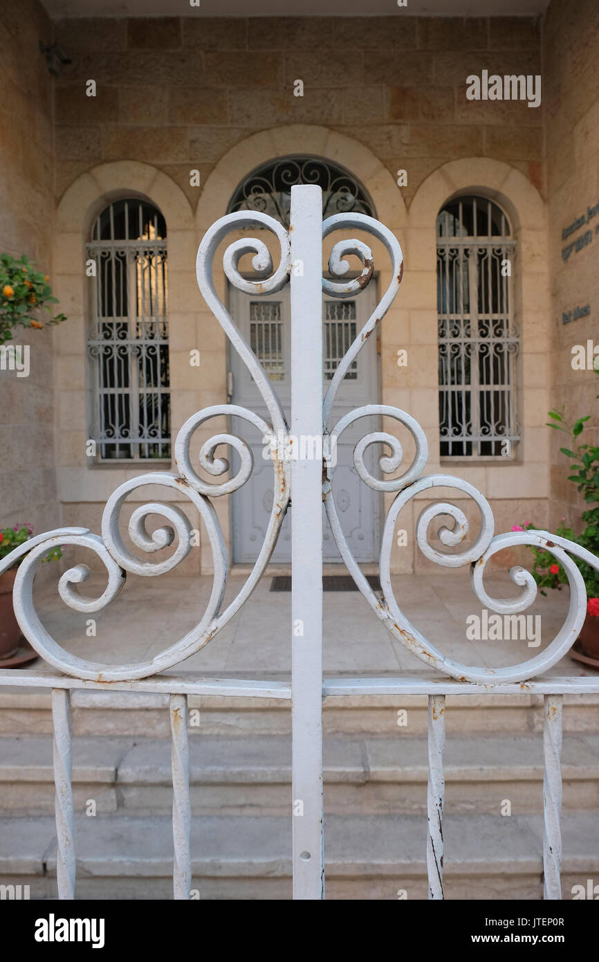 Passerelle vers Beit Moses house de l'AJC American Jewish Committee à Nachlaot ou Nahlaot un regroupement de 23 quartiers ancienne cour qui peuplaient la nouvelle ville après avoir quitté la ville fortifiée de Jérusalem à la fin du 19e siècle situé dans l'ouest de Jérusalem Israël Banque D'Images