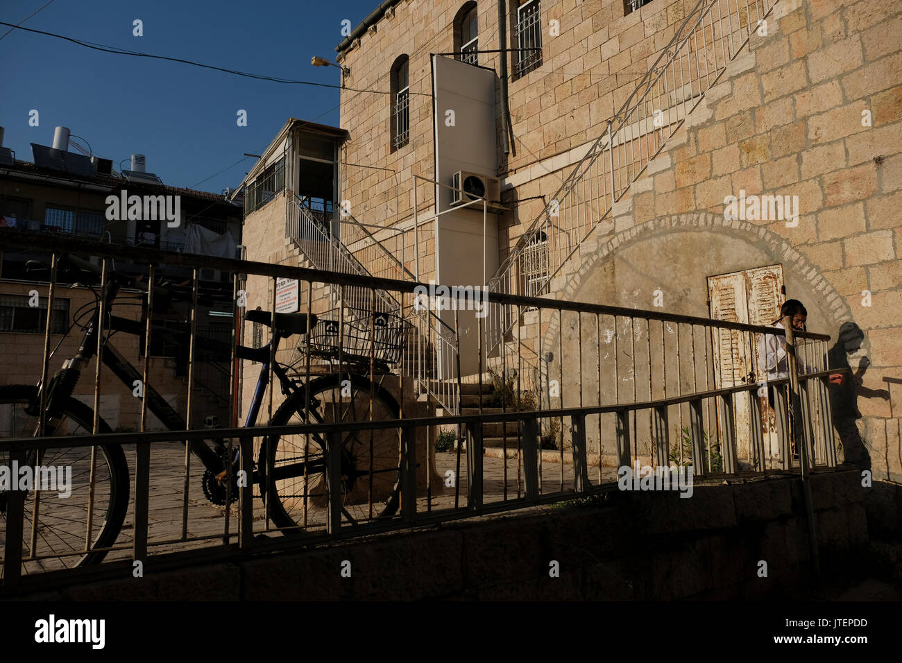 Un jeune juif orthodoxe dans l'ancien quartier cour Maisons Broida aussi appelé Ohalei Yaacov fondé en 1902 à Nachlaot ou Nahlaot un regroupement de 23 quartiers ancienne cour qui peuplaient la nouvelle ville après avoir quitté la ville fortifiée de Jérusalem à la fin du 19e siècle situé dans l'ouest de Jérusalem Israël Banque D'Images