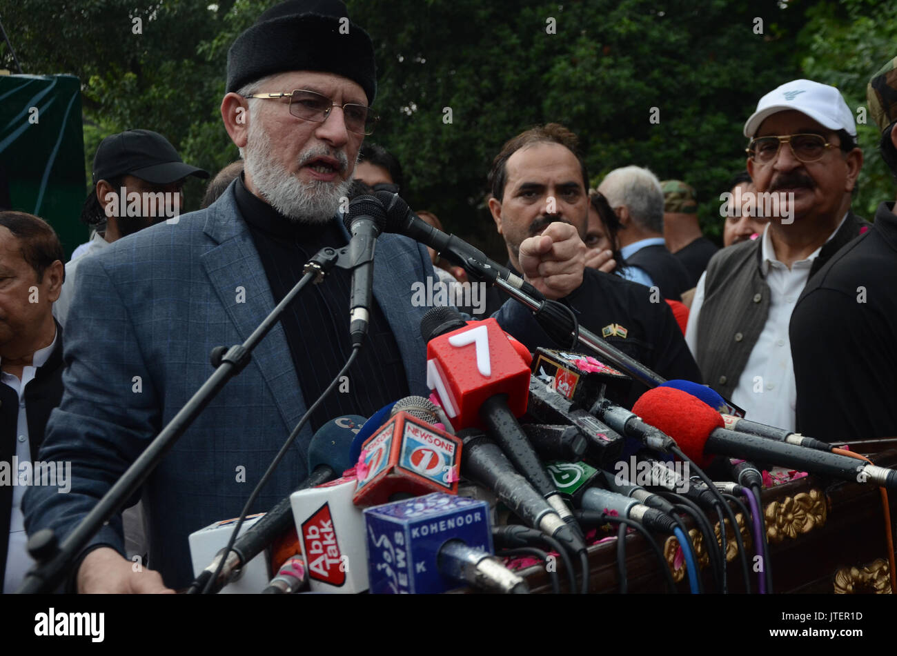 Lahore, Pakistan. 09Th Aug 2017. Dr Tahir ul-Qadri, religieux Soufi et chef de parti politique le Pakistan Tehreek Awami (PAT), parle à ses supporters lors de la réunion de rassemblement public à Lahore le 08 août, 2017. Le fer de lance d'une campagne contre le gouvernement en place et demander justice pour les martyrs de ville modèle tragédie. Credit : Rana Sajid Hussain/Pacific Press/Alamy Live News Banque D'Images