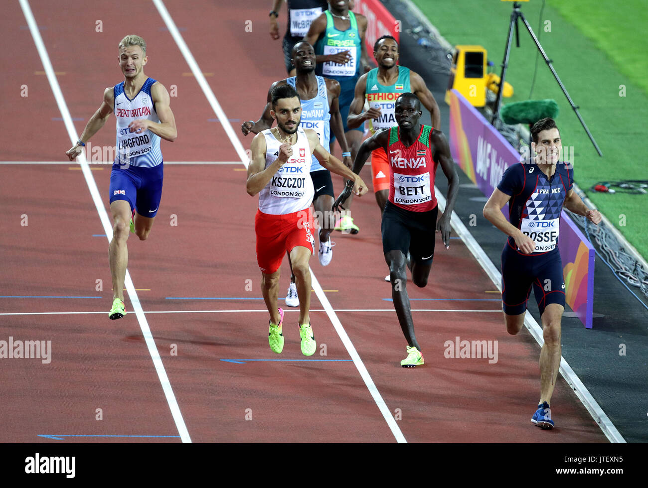 France's Pierre-Ambroise Bosse remporte la finale du 800 m hommes de l'avant par la Pologne de son Adam Kszczot, Kenya's Kipyegon Bett et Grande-bretagne's Kyle Langford pendant cinq jours des Championnats du monde IAAF 2017 à la London Stadium. Banque D'Images