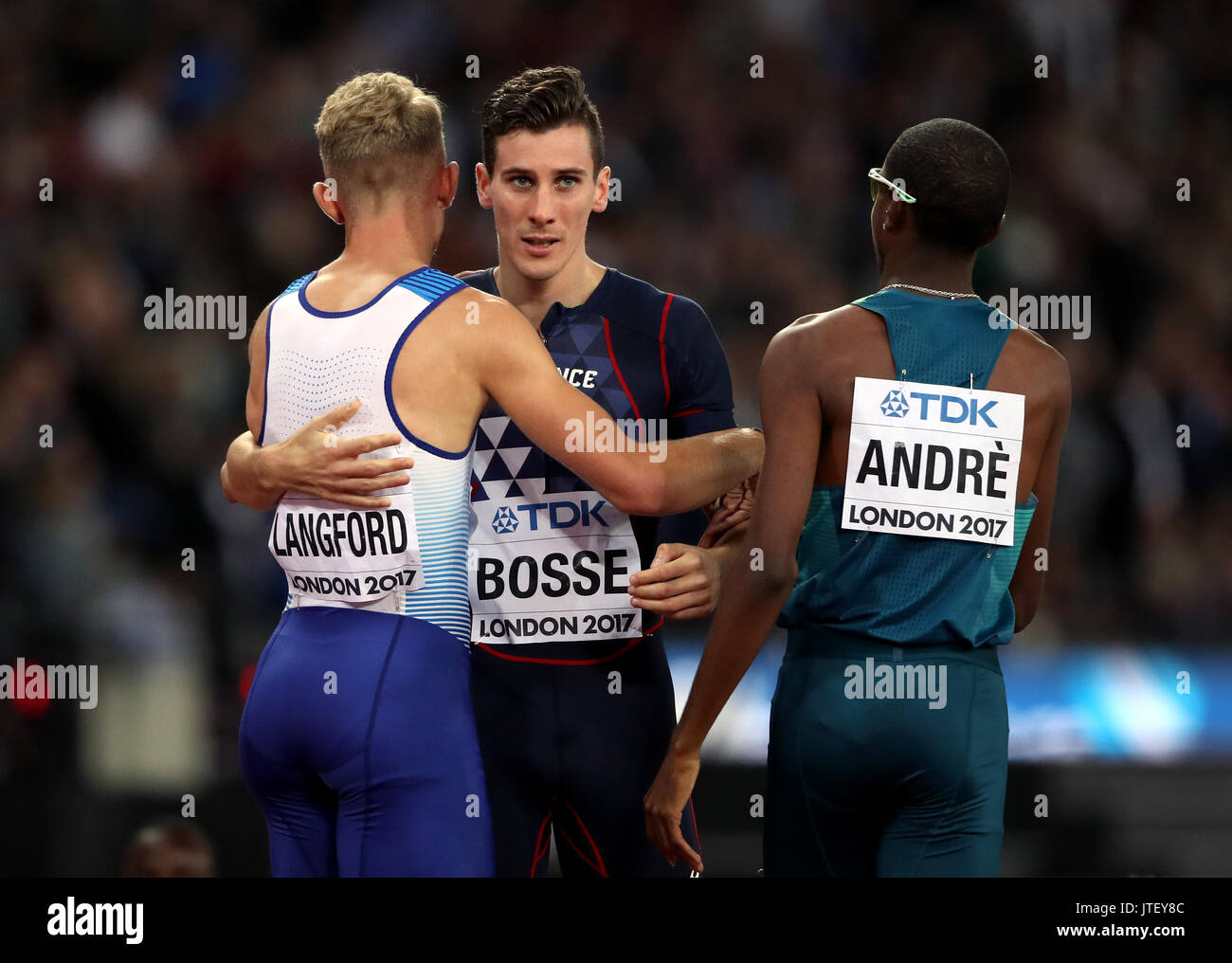 Great Britain's Kyle Langford et gagnant France's Pierre-Ambroise Bosse après la finale du 800 m hommes pendant cinq jours du championnat du monde de l'IAAF 2017 à la London Stadium. Banque D'Images