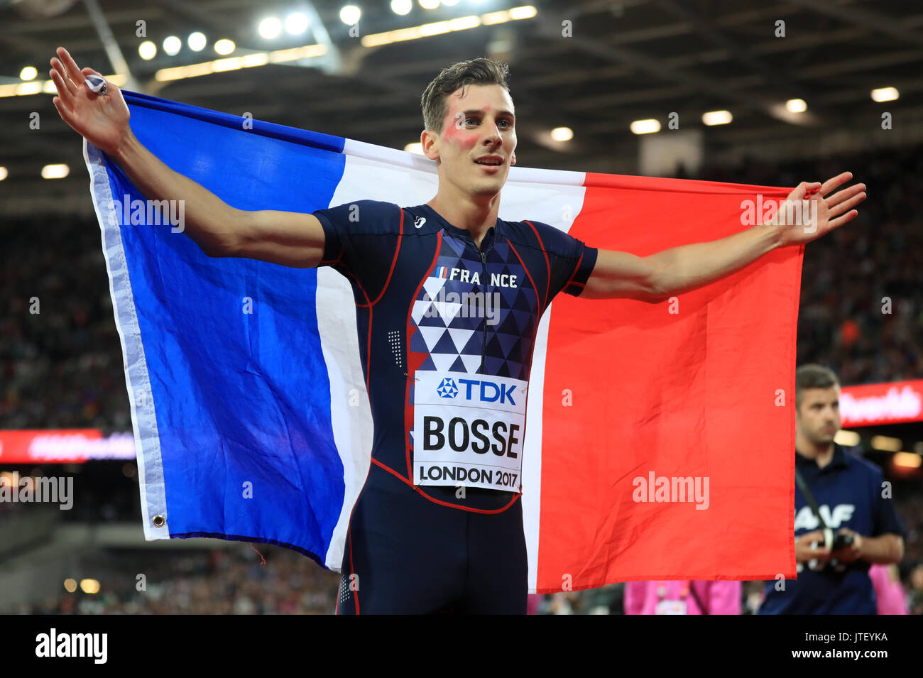 France's Pierre-Ambroise Bosse célèbre en prenant l'or dans la finale du 800 m hommes pendant cinq jours du championnat du monde de l'IAAF 2017 à la London Stadium. Banque D'Images