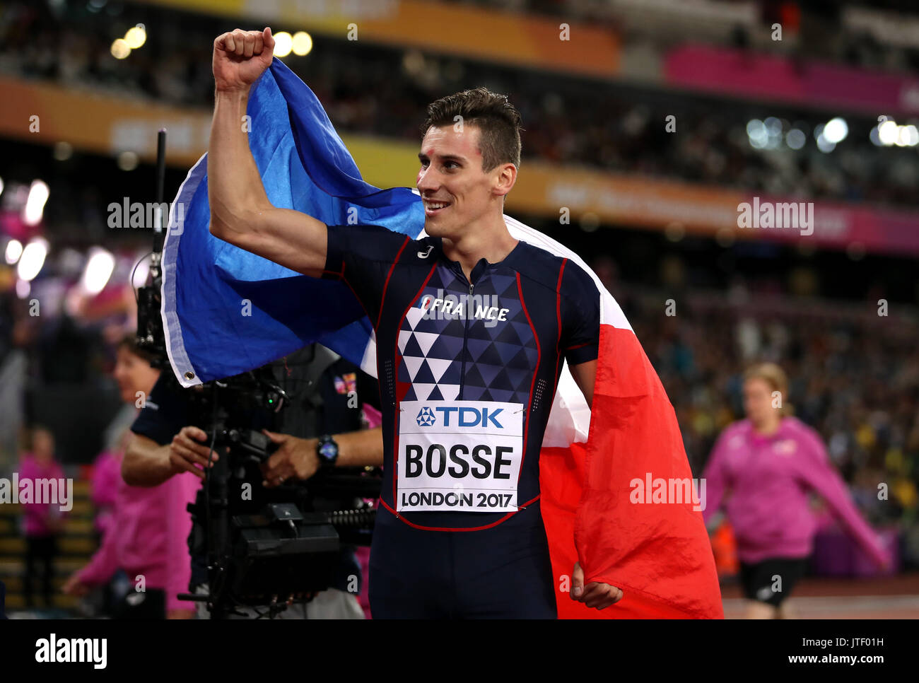 France's Pierre-Ambroise Bosse célèbre remportant la finale du 800 m hommes pendant cinq jours du championnat du monde de l'IAAF 2017 à la London Stadium. Banque D'Images