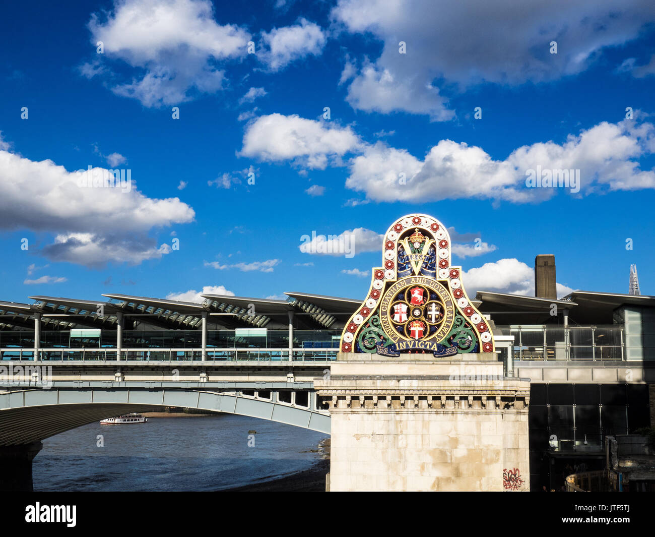 La gare de Blackfriars, occupant la longueur du pont ferroviaire de Blackfriars, à Londres et un signe pour la défunte London, Chatham et Dover Railway Banque D'Images