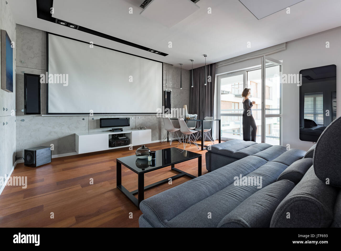 Gris et Blanc, salon avec canapé, table, d''un balcon et d'écran de  projection Photo Stock - Alamy