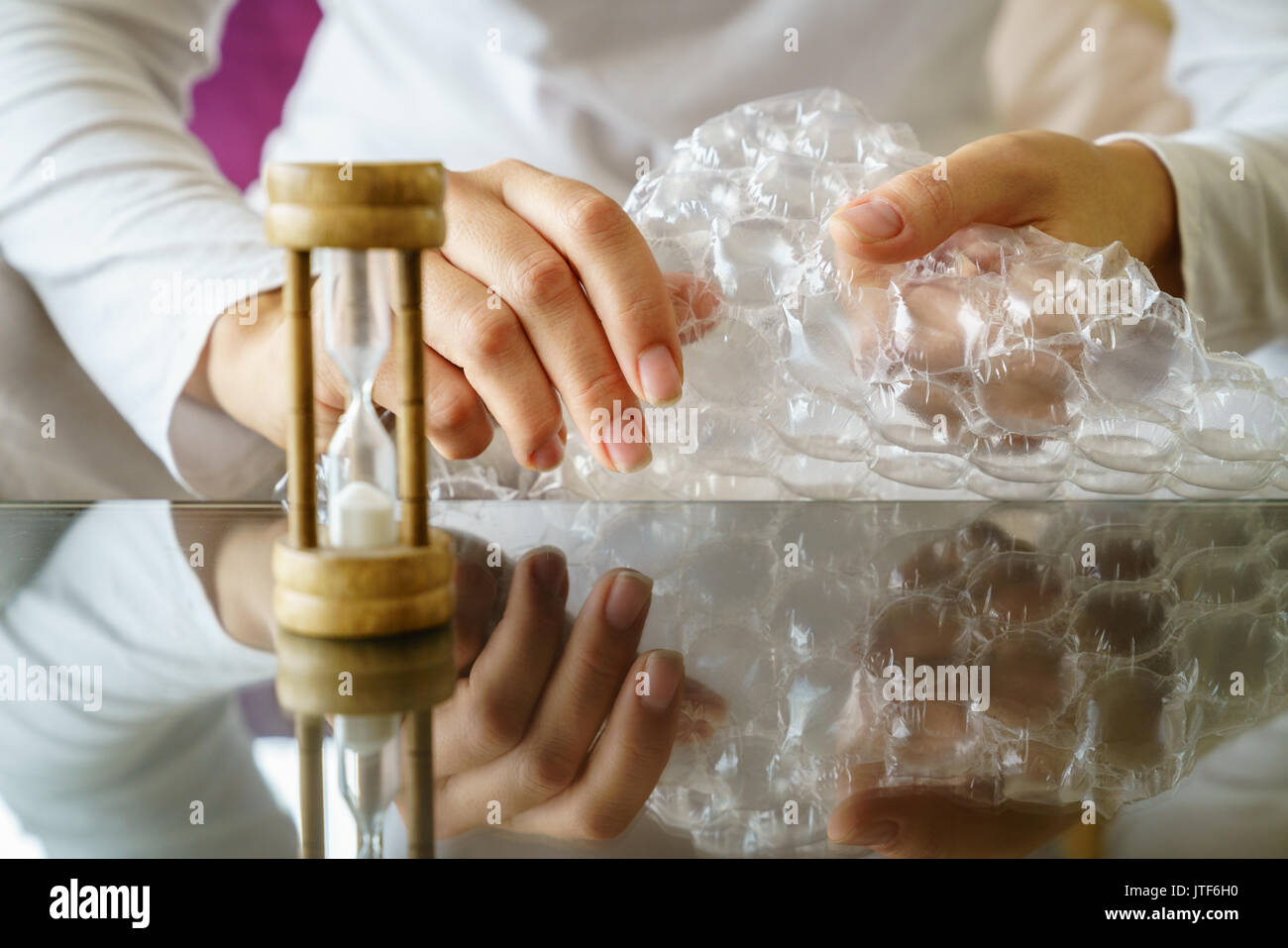Close-up image of woman's hands popping bubble wrap Banque D'Images