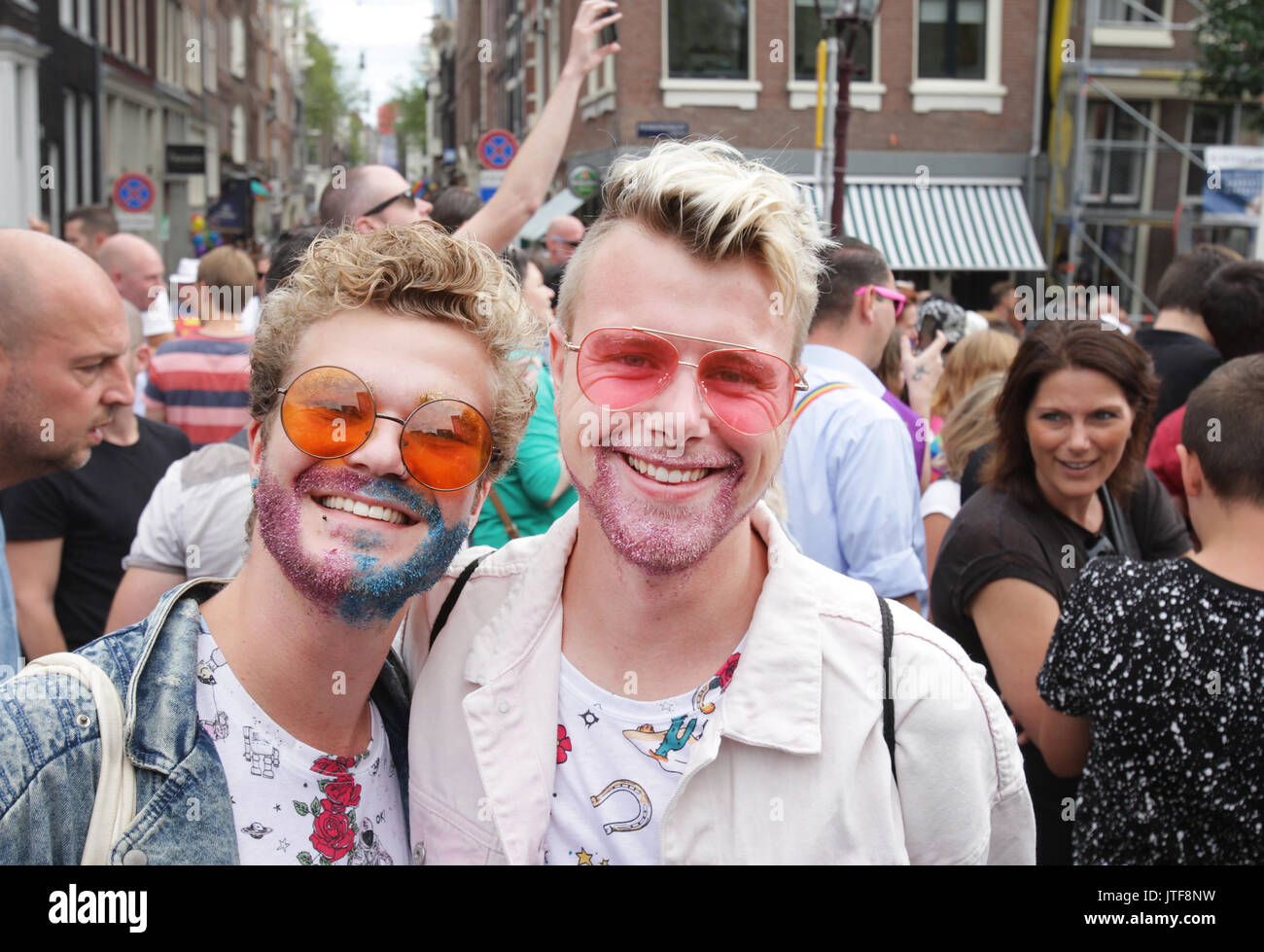 Les gens dans la rue dans le canal Prinsengracht participant à la parade lors d'un canal à Amsterdam Amsterdam Gay Pride le 5 août , 2017 à Amsterdam Banque D'Images