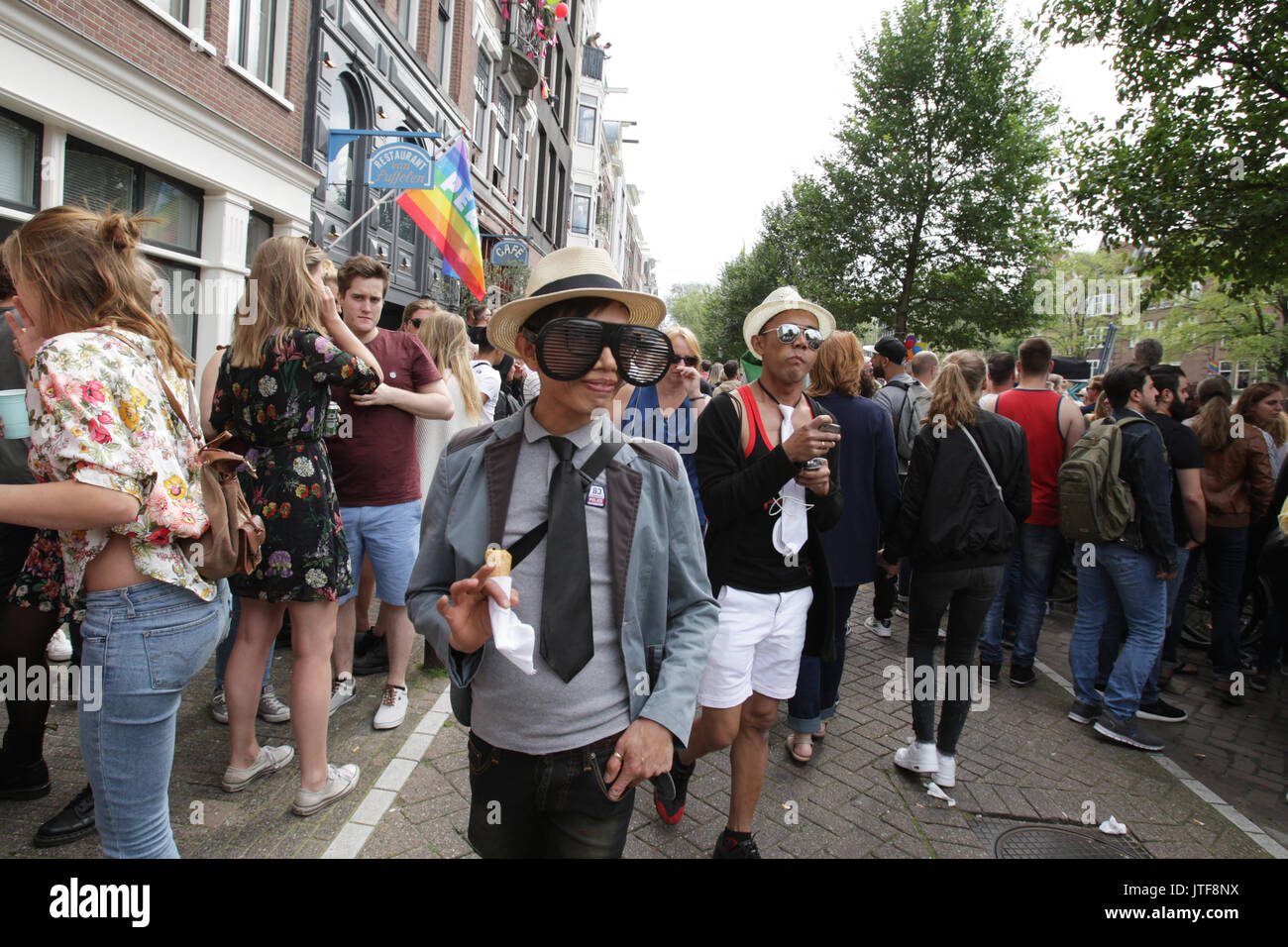 Les gens dans la rue dans le canal Prinsengracht participant à la parade lors d'un canal à Amsterdam Amsterdam Gay Pride le 5 août , 2017 à Amsterdam Banque D'Images