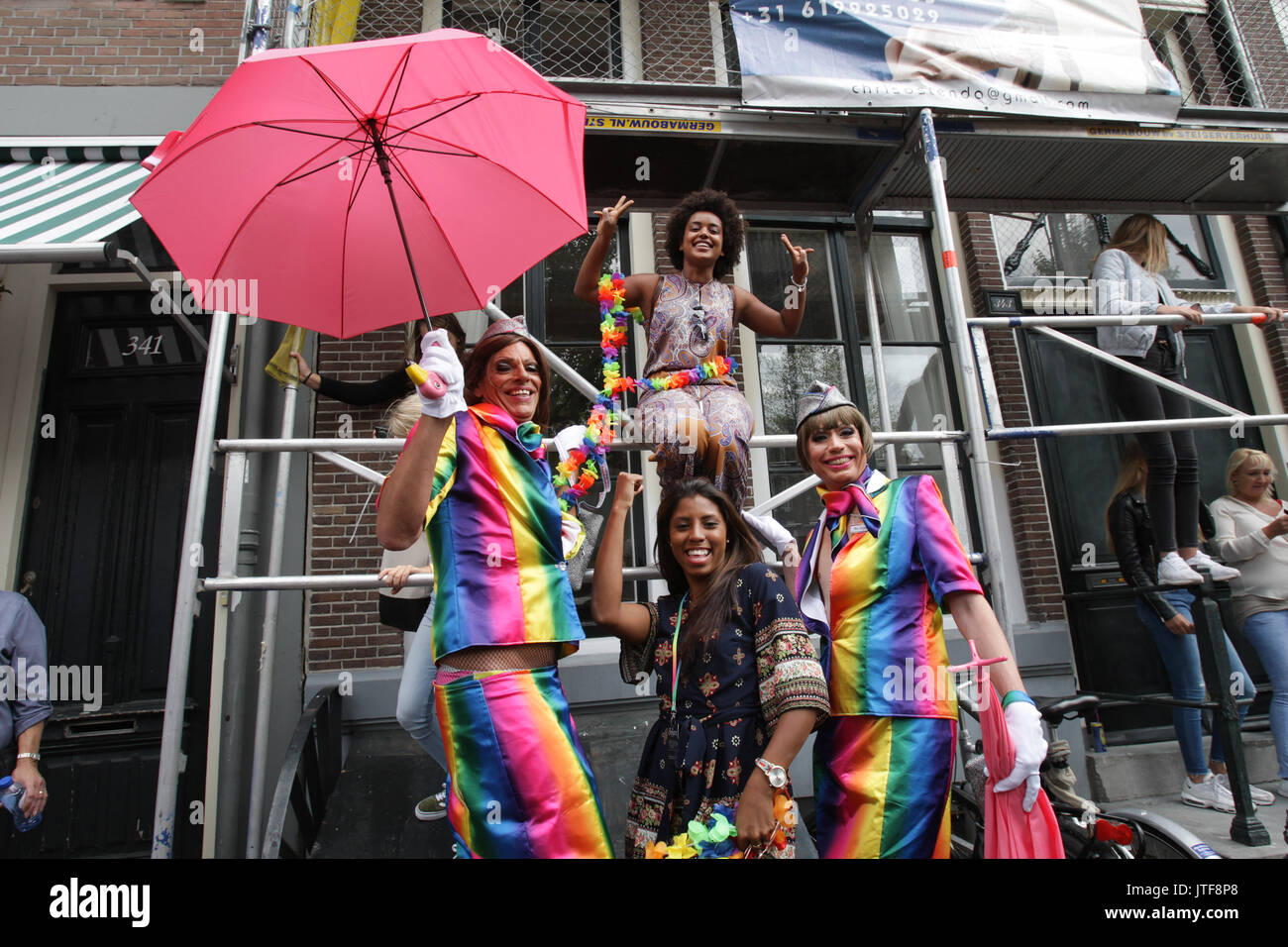 Revelers dans la rue dans le canal Prinsengracht participant à la parade lors d'un canal à Amsterdam Amsterdam Gay Pride le 5 août , 2017 dans Amsterd Banque D'Images