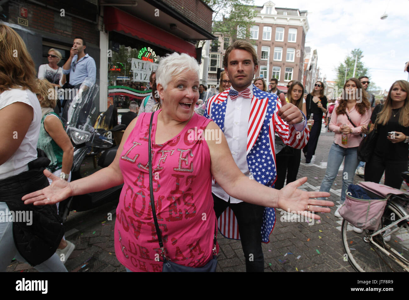 Revelers dans la rue dans le canal Prinsengracht participant à la parade lors d'un canal à Amsterdam Amsterdam Gay Pride le 5 août , 2017 dans Amsterd Banque D'Images
