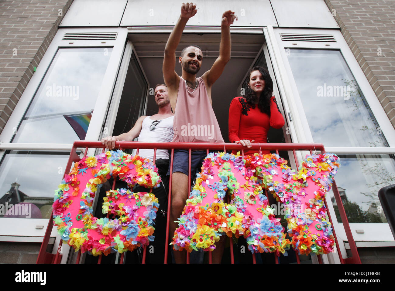 La bohème sur le balcon dans le canal Prinsengracht participant à la parade lors d'un canal à Amsterdam Amsterdam Gay Pride le 5 août , 2017 à Amsterdam Banque D'Images