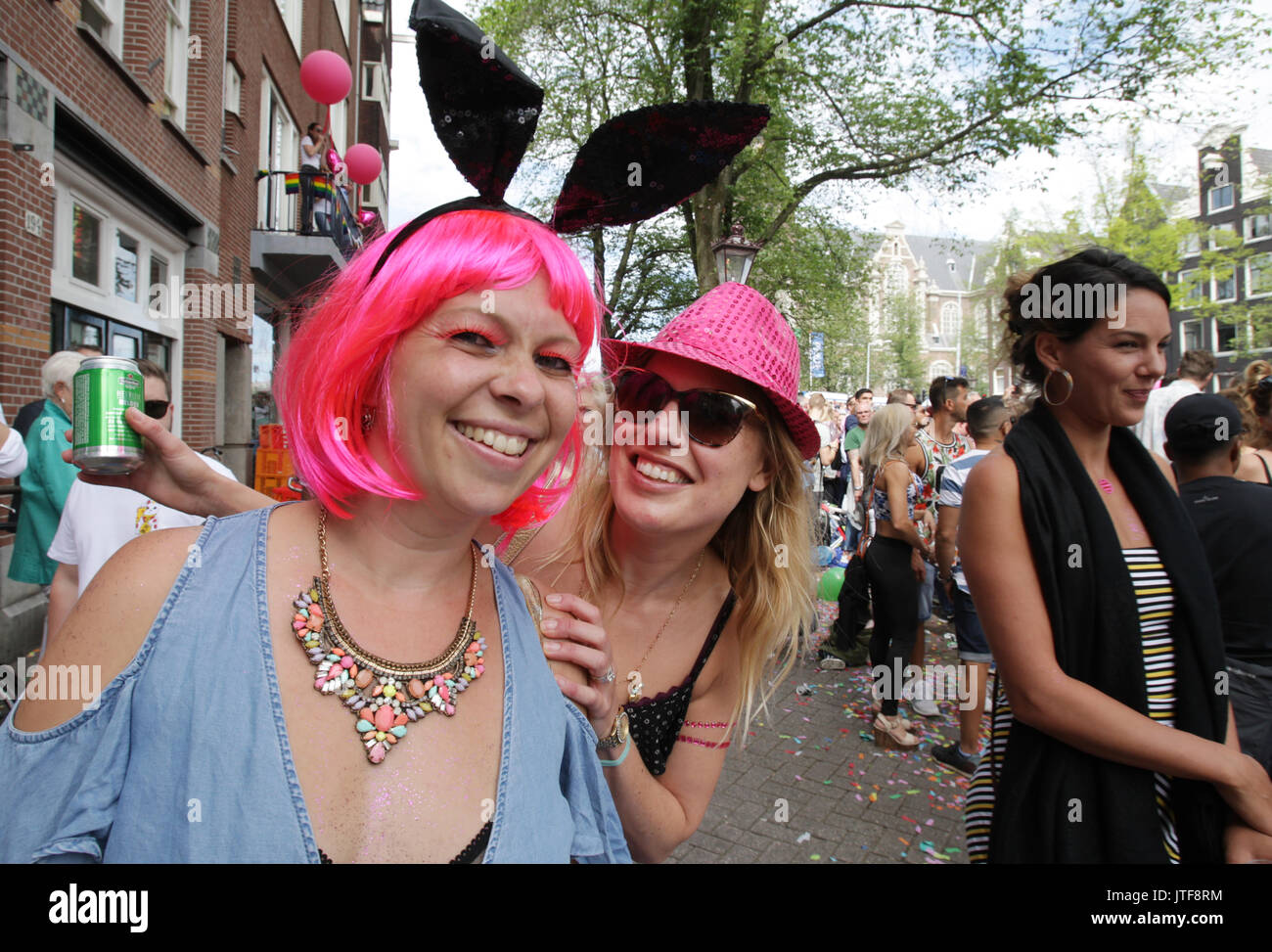 Revelers dans la rue dans le canal Prinsengracht participant à la parade lors d'un canal à Amsterdam Amsterdam Gay Pride le 5 août , 2017 à Amsterdam Banque D'Images