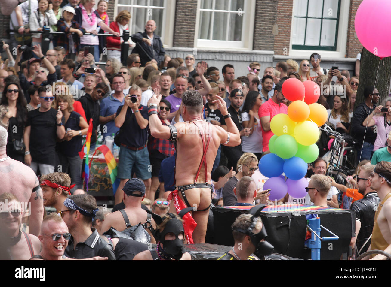 La bohème sur le bateau dans le canal Prinsengracht participant à la parade lors d'un canal à Amsterdam Amsterdam Gay Pride le 5 août , 2017 à Amsterdam Banque D'Images
