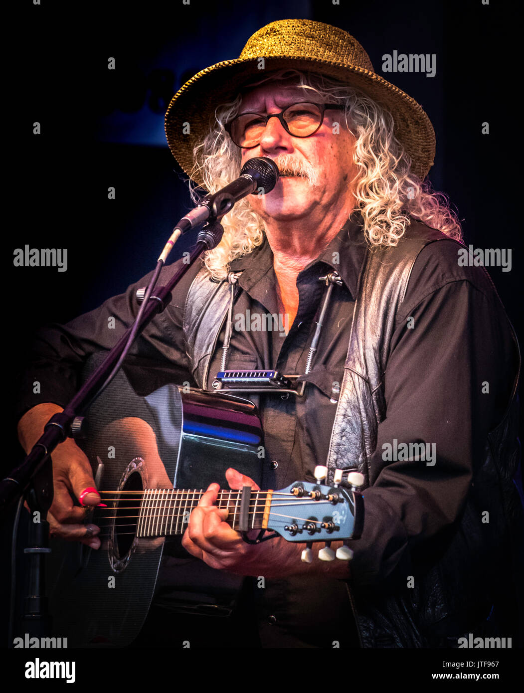 Arlo Guthrie et sa fille Sarah Lee en concert au parc de Long concert, Lancaster, PA. Morceaux inclus Alice's Restaurant, Ville de La Nouvelle Orléans. Banque D'Images