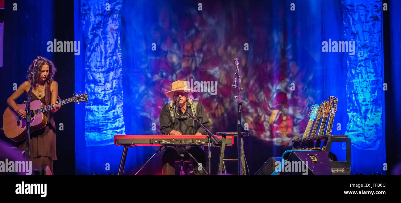 Arlo Guthrie et sa fille Sarah Lee en concert au parc de Long concert, Lancaster, PA. Morceaux inclus Alice's Restaurant, Ville de La Nouvelle Orléans. Banque D'Images