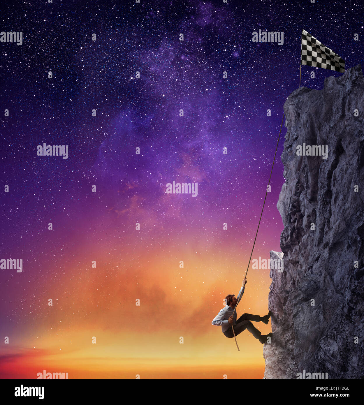 Businessman escalader une montagne d'obtenir le drapeau. Réalisation des objectifs commerciaux et difficile notion de carrière Banque D'Images Businessman escalader une montagne d'obtenir le drapeau. Réalisation des objectifs commerciaux et difficile notion de carrière Banque D'Images