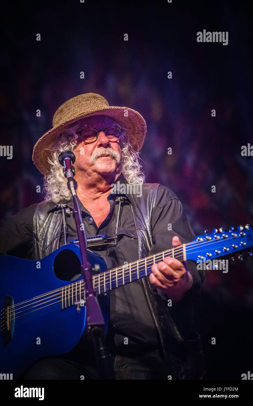 Arlo Guthrie et sa fille Sarah Lee en concert au parc de Long concert, Lancaster, PA. Morceaux inclus Alice's Restaurant, Ville de La Nouvelle Orléans. Banque D'Images
