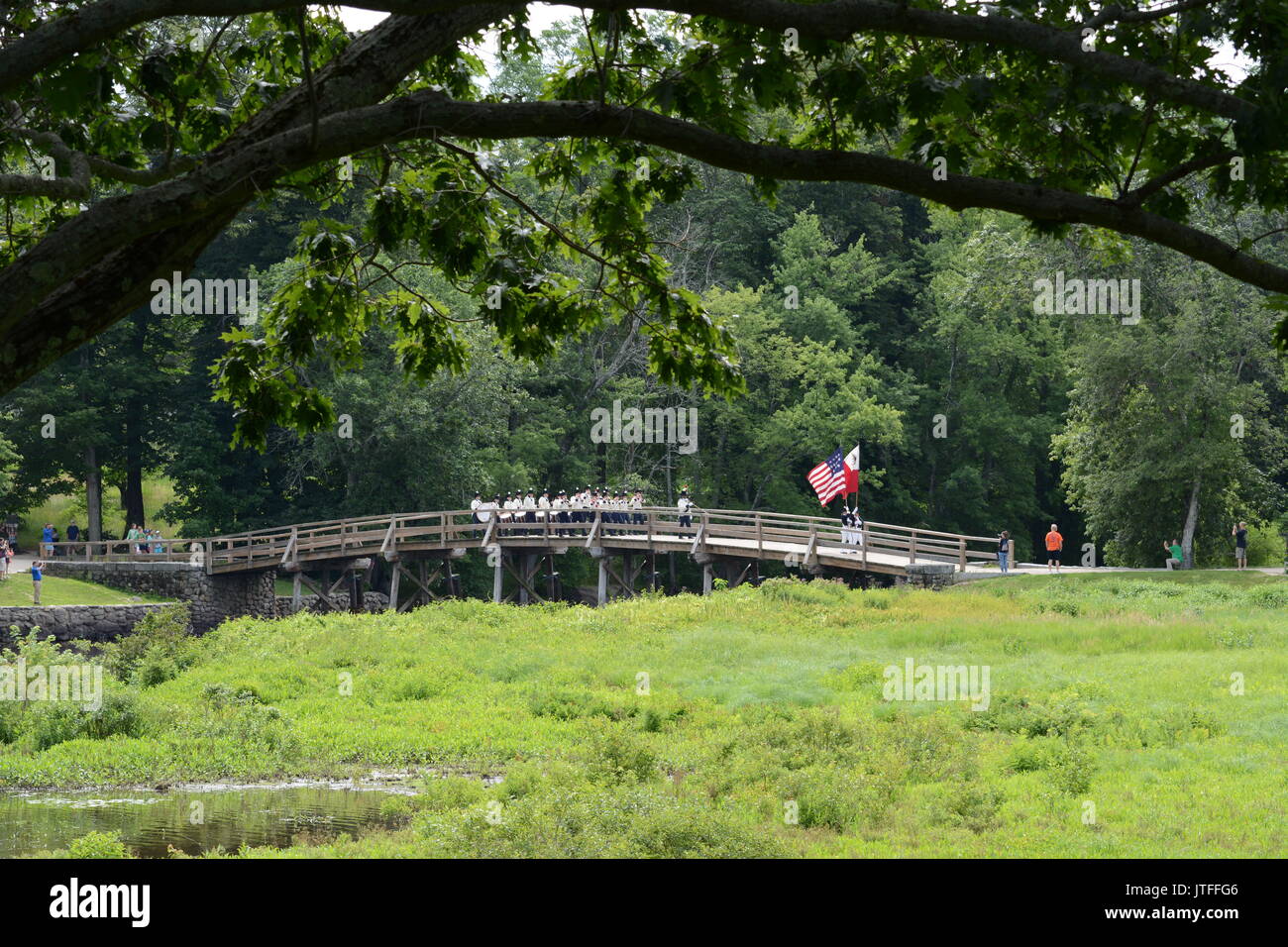 Old North Bridge avec reconstitutions soldat au parc historique national Minuteman à Concord, Massachusetts Banque D'Images