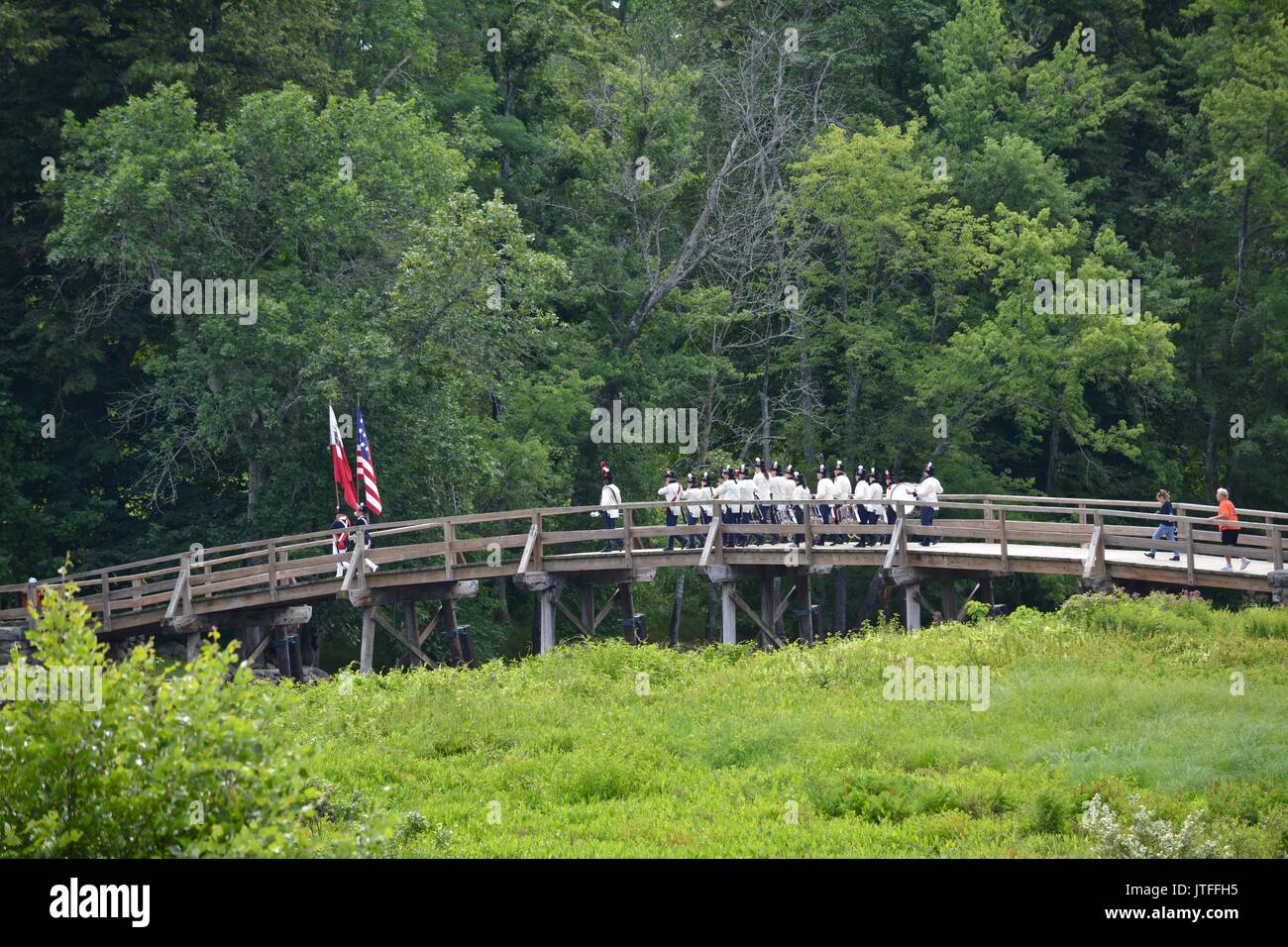 Old North Bridge avec reconstitutions soldat au parc historique national Minuteman à Concord, Massachusetts Banque D'Images