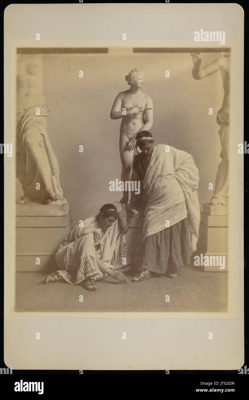 Thomas Eakins (American (deux garçons en costume grec avant qu'un plâtre d'Aphrodite dans la chambre de plume en fonte... Banque D'Images