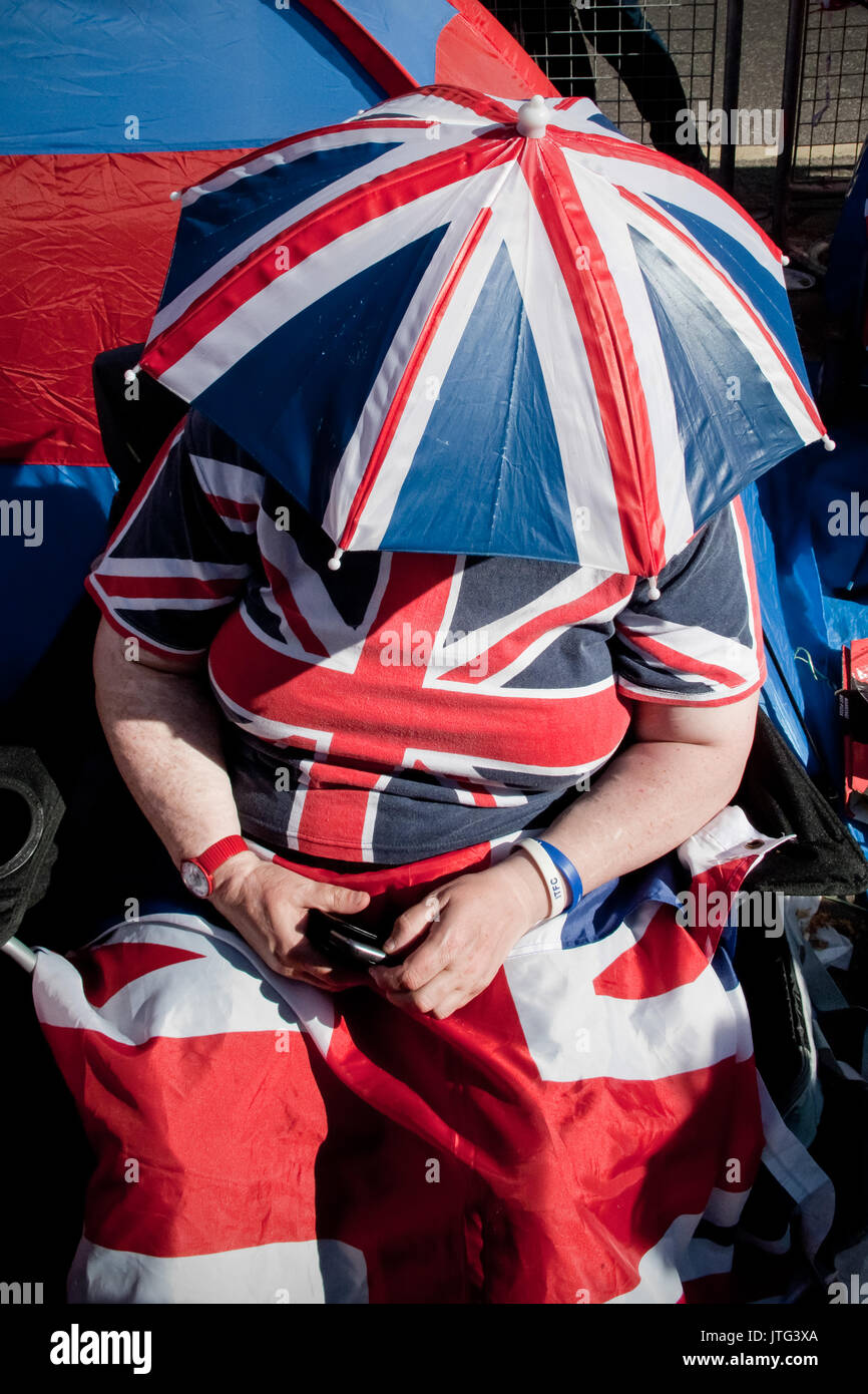 Un ventilateur royal en robe à l'extérieur de l'union, l'abbaye de Westminster à Londres deux jours avant le mariage du Prince William de Galles et Kate Middleton. Banque D'Images