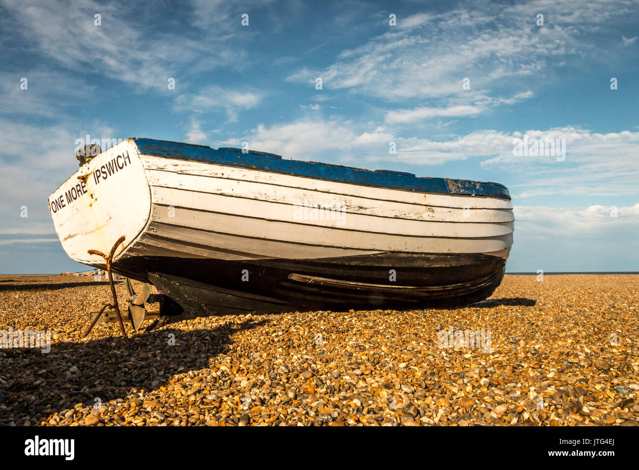 Bateaux de pêche en bois historique assis dans le soleil de l'été sur la plage de galets à Aldeburgh sur la côte du Suffolk au Royaume-Uni. Banque D'Images