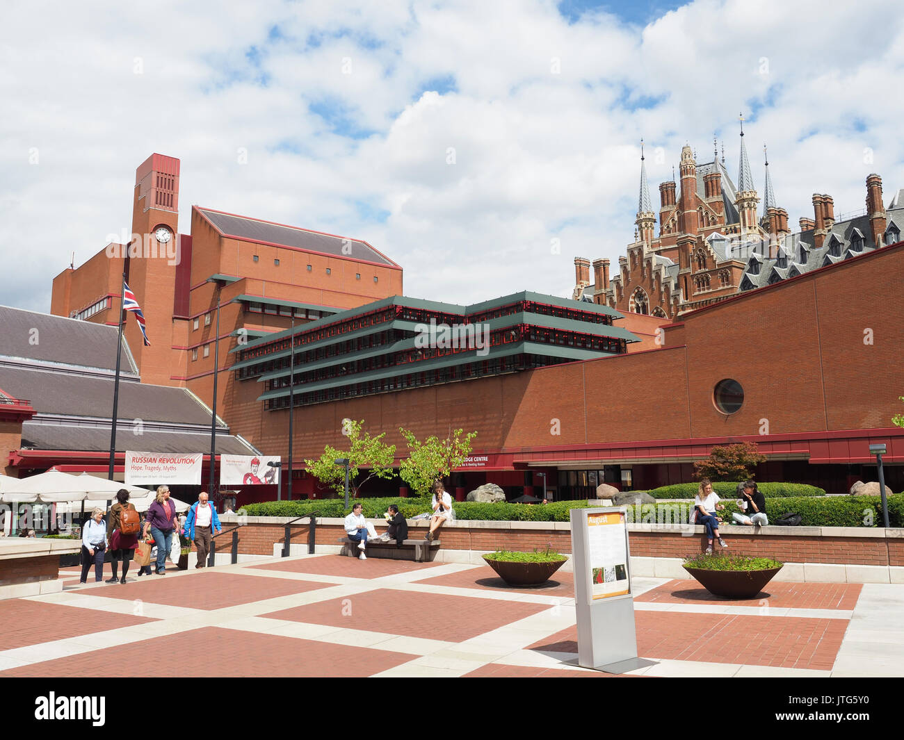 Vue sur la cour de la British Library à Londres sur un jour d'été ensoleillé Banque D'Images