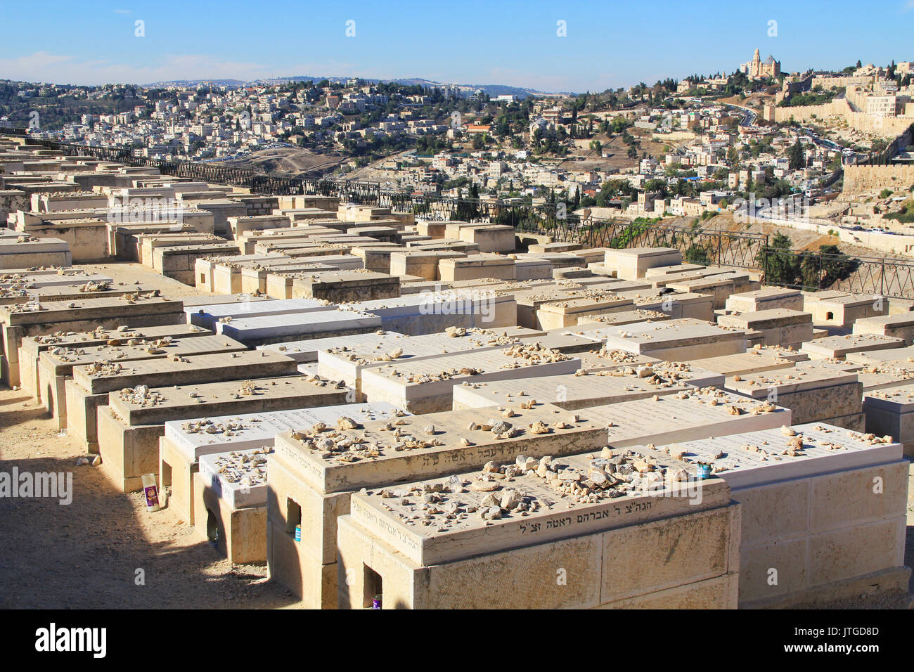 Dormition Abby dans une vue panoramique de Jérusalem à partir d'un cimetière sur le Mont des Oliviers à côté de la vallée du Cédron. Banque D'Images