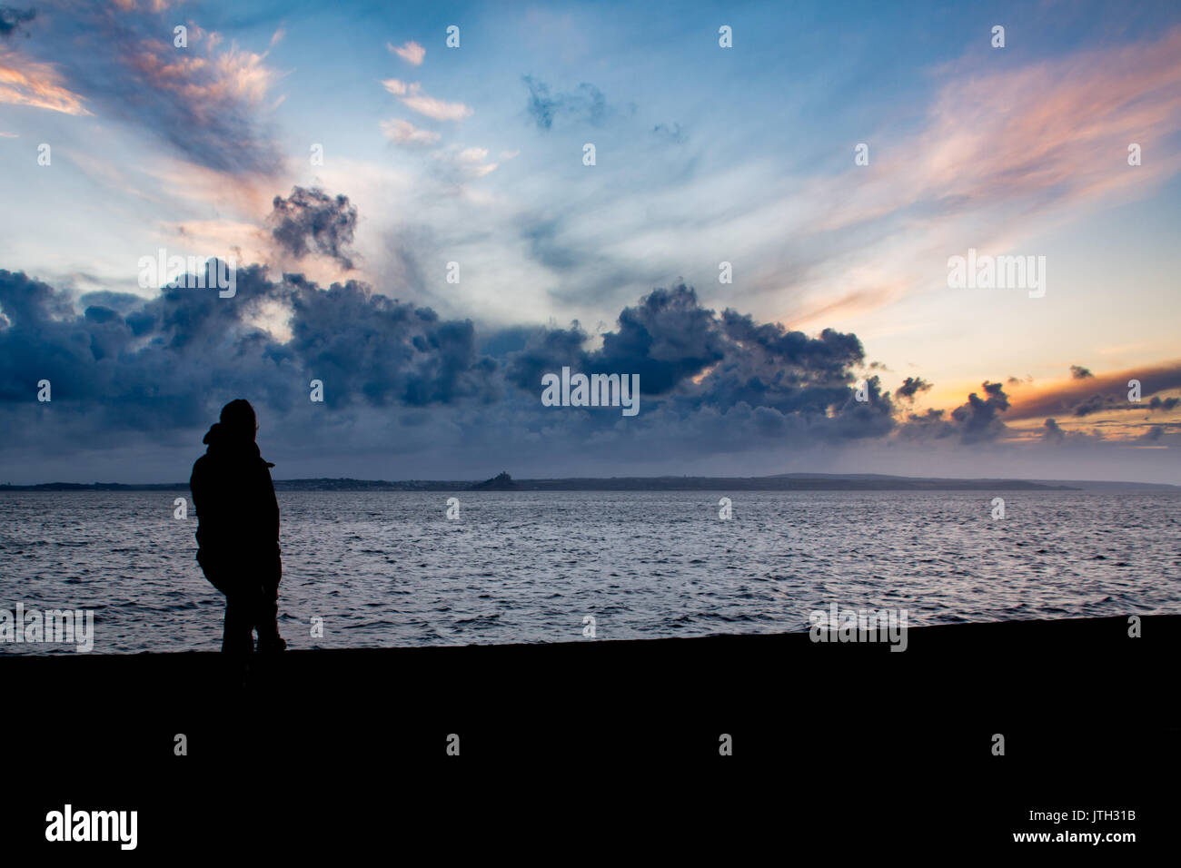 Newlyn, Cornwall, UK. 9 août 2017. Météo britannique. Un mélange de soleil et de douches à Newlyn, avec le lever du soleil sur les nuages en mouvement rapide et un bon vent d'ouest du nord. Crédit : Simon Maycock/Alamy Live News Banque D'Images