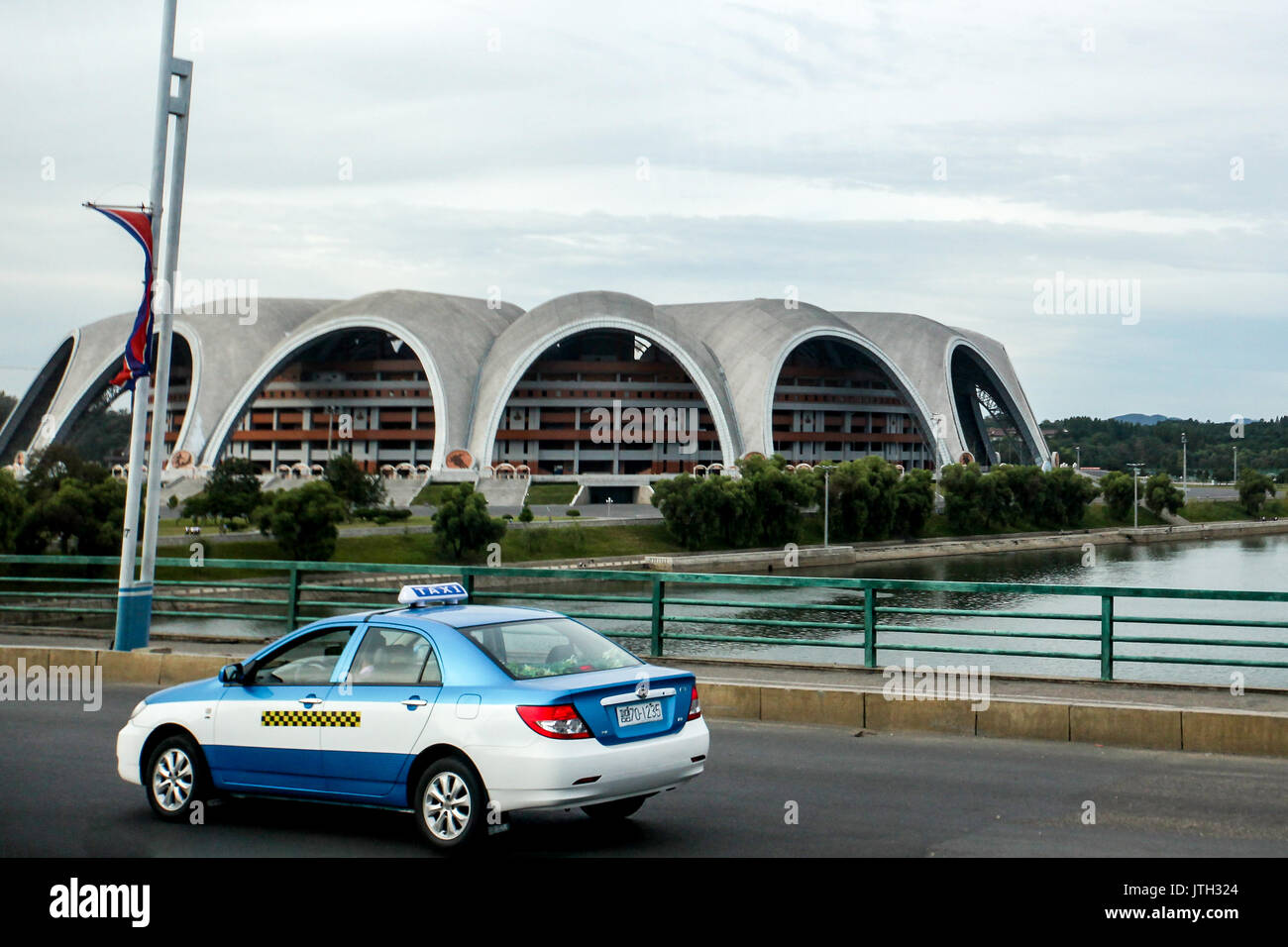 Pyongyang, Pyongyang, la Chine. 8e août, 2017. Nord Pyongyang, Korea-August 82017 : (usage éditorial uniquement. Chine OUT) Le Rungrado 1er mai Stadium est un stade multifonction situé à Pyongyang, Corée du Nord, achevée le 1 mai 1989. C'est le plus grand stade au monde, avec une capacité totale de 114 000. Le site occupe une superficie de 20,7 hectares (51 acres). Il n'est pas à confondre avec la capacité à proximité 50 000 Kim Il-sung Stadium. Crédit : SIPA Asie/ZUMA/Alamy Fil Live News Banque D'Images