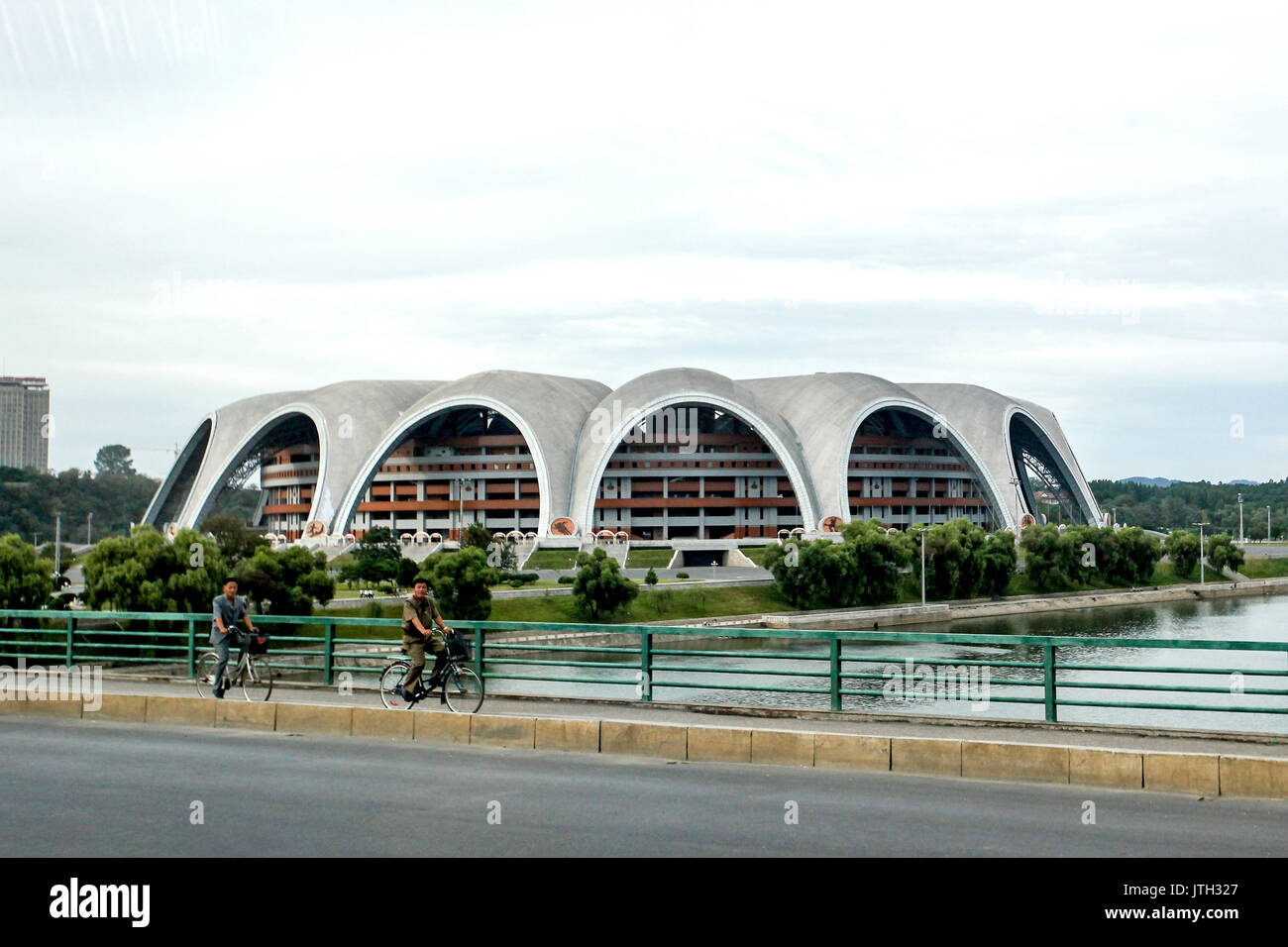 Pyongyang, Pyongyang, la Chine. 8e août, 2017. Nord Pyongyang, Korea-August 82017 : (usage éditorial uniquement. Chine OUT) Le Rungrado 1er mai Stadium est un stade multifonction situé à Pyongyang, Corée du Nord, achevée le 1 mai 1989. C'est le plus grand stade au monde, avec une capacité totale de 114 000. Le site occupe une superficie de 20,7 hectares (51 acres). Il n'est pas à confondre avec la capacité à proximité 50 000 Kim Il-sung Stadium. Crédit : SIPA Asie/ZUMA/Alamy Fil Live News Banque D'Images