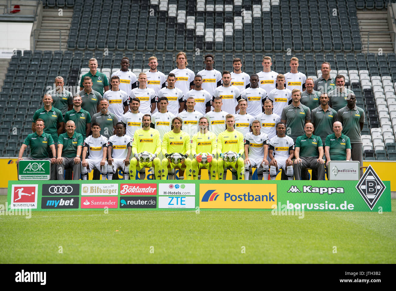 Bundesliga, le Borussia Moenchengladbach photocall officiel pour la saison 2017/18, Moenchengladbach en Allemagne : (rangée arrière, de gauche à droite) Médecin de l'équipe Stefan Hertl, Denis Zakaria, Christoph Kramer, Jannik Vestergaard, Reece Oxford, Tobias Strobl, Matthias Ginter, Nico et entraîneur adjoint médical Elvedi Andreas Schlumberger. Troisième rangée (L-R) entraîneur adjoint Frank Geideck entraîneur gardien, Uwe Kamps, Jonas Hofmann, Oscar Wendt, Timothée Kolodziejczak, Kwame Yeboah, Josip Drmic, Mamadou Doucouré, Michael Cuisance, l'entraîneur adjoint Dirk Bremser, entraîneur-chef Dieter Hecking. Deuxième rangée (L-R) physio Dirk Mueller, Banque D'Images