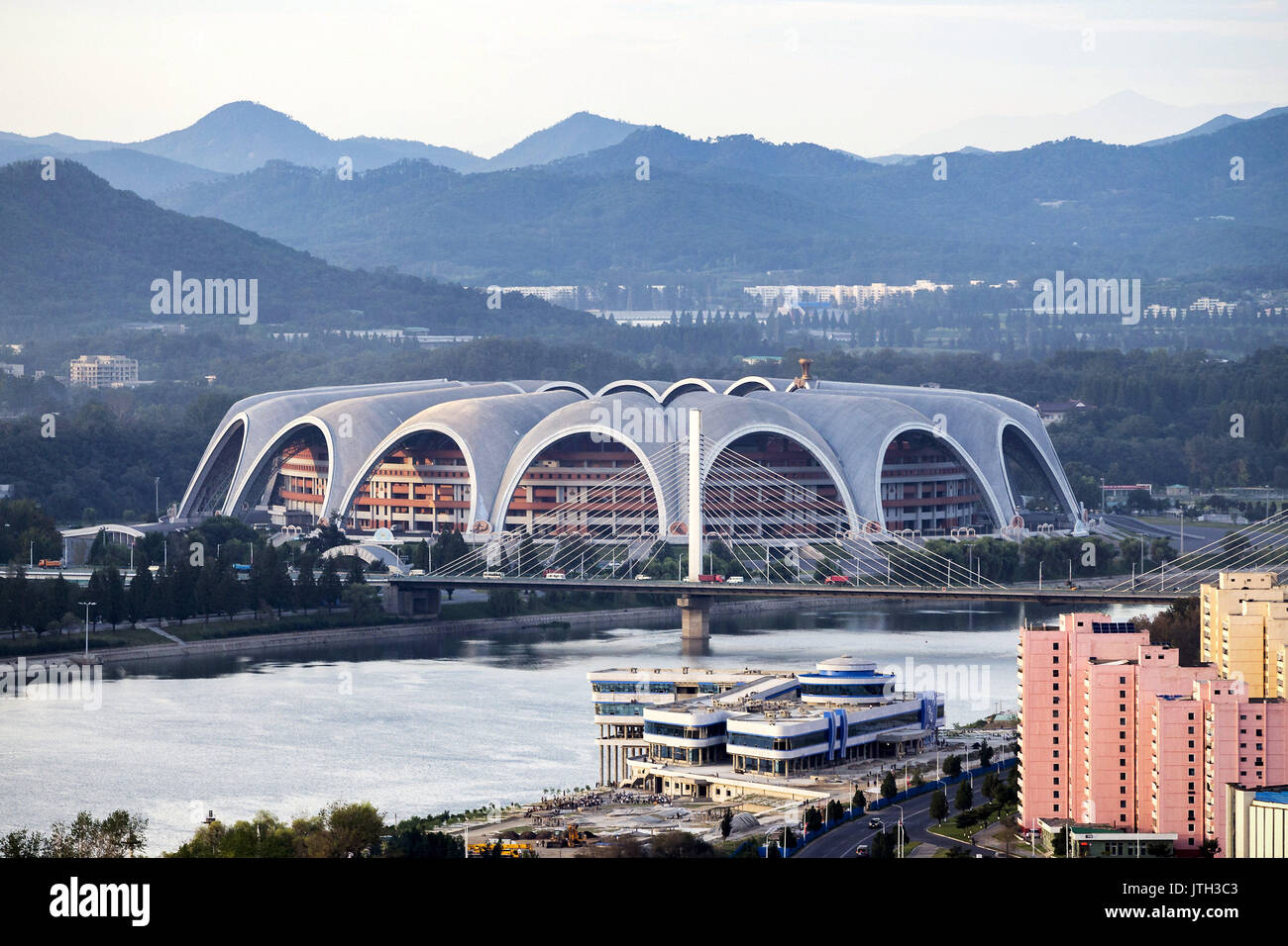 Pyongyang, Pyongyang, la Chine. 8e août, 2017. Nord Pyongyang, Korea-August 82017 : (usage éditorial uniquement. Chine OUT) Le Rungrado 1er mai Stadium est un stade multifonction situé à Pyongyang, Corée du Nord, achevée le 1 mai 1989. C'est le plus grand stade au monde, avec une capacité totale de 114 000. Le site occupe une superficie de 20,7 hectares (51 acres). Il n'est pas à confondre avec la capacité à proximité 50 000 Kim Il-sung Stadium. Crédit : SIPA Asie/ZUMA/Alamy Fil Live News Banque D'Images