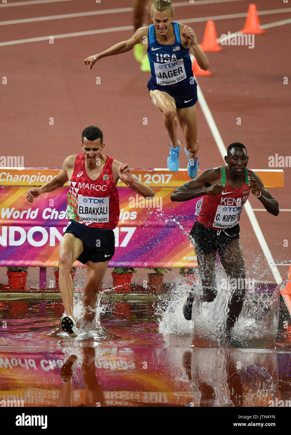 Londres, Royaume-Uni. 8e août, 2017. Conseslus Kipruto athlète Kenyan (R) de dépasser l'athlète marocain Soufiane Elbakkali (L) sur son chemin vers la victoire dans l'épreuve du 3000 mètres haie événement à l'IAAF, Londres 2017 Championnats du monde d'athlétisme à Londres, Royaume-Uni, le 8 août 2017. Photo : Bernd Thissen/dpa/Alamy Live News Banque D'Images