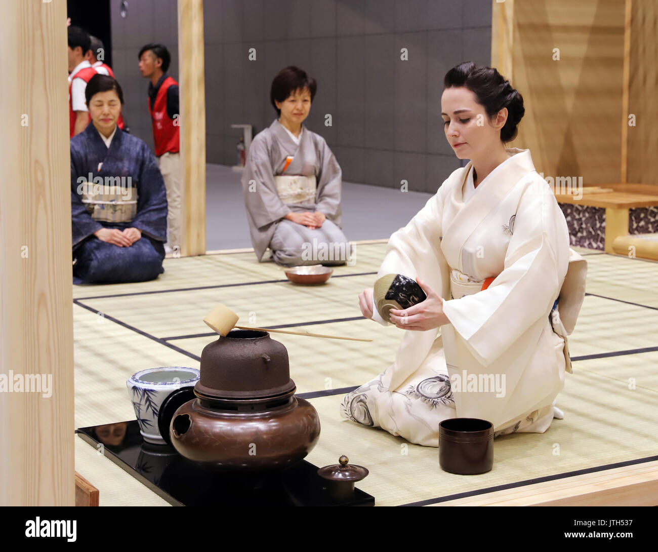 Tokyo, Japon. 9 Août, 2017. L'actrice américaine Roza Akino fonctionne à une cérémonie du thé à l''Monozukuri/Takumi no Waza Expo' (Maîtres de l'artisanat Expo) au Forum International de Tokyo à Tokyo, le mercredi, 89 août 2017. Koike a assisté à la cérémonie d'ouverture d'un événement de trois jours pour montrer les compétences d'artisans japonais et l'artisanat traditionnel. Credit : Yoshio Tsunoda/AFLO/Alamy Live News Banque D'Images