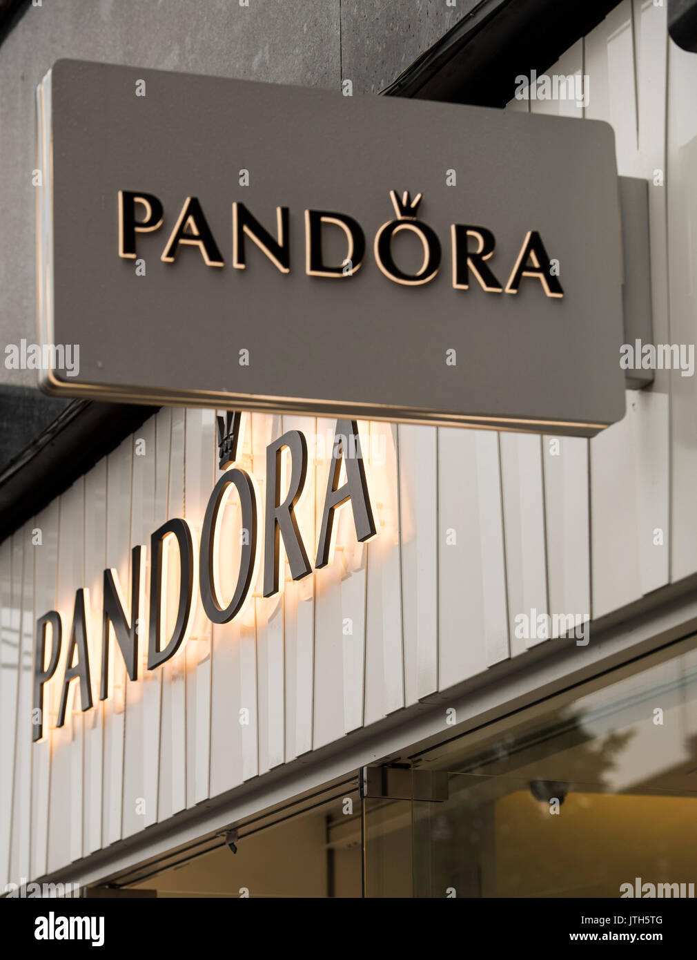 Brentwood, Essex, 9 août 2917 bijoux danois Pandora publié ses résultats du deuxième trimestre inférieur aux attentes. La société a enregistré un chiffre d'affaires du deuxième trimestre de 4,83 milliards de couronnes, en dessous de la moyenne de 4,90 milliards d'estimation des analystes interrogés par Reuters. Photographies de signalisation Banque D'Images