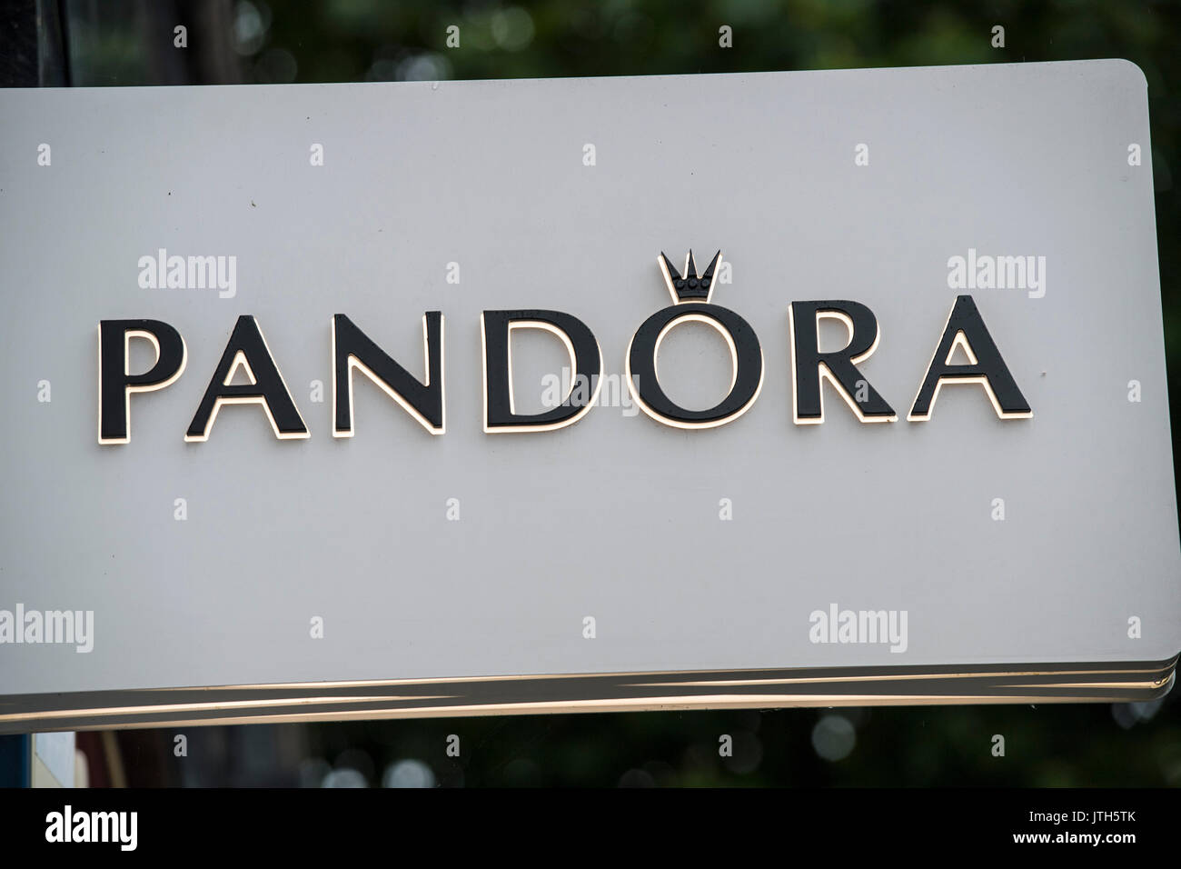 Brentwood, Essex, 9 août 2917 bijoux danois Pandora publié ses résultats du deuxième trimestre inférieur aux attentes. La société a enregistré un chiffre d'affaires du deuxième trimestre de 4,83 milliards de couronnes, en dessous de la moyenne de 4,90 milliards d'estimation des analystes interrogés par Reuters. Photographies de signalisation Banque D'Images