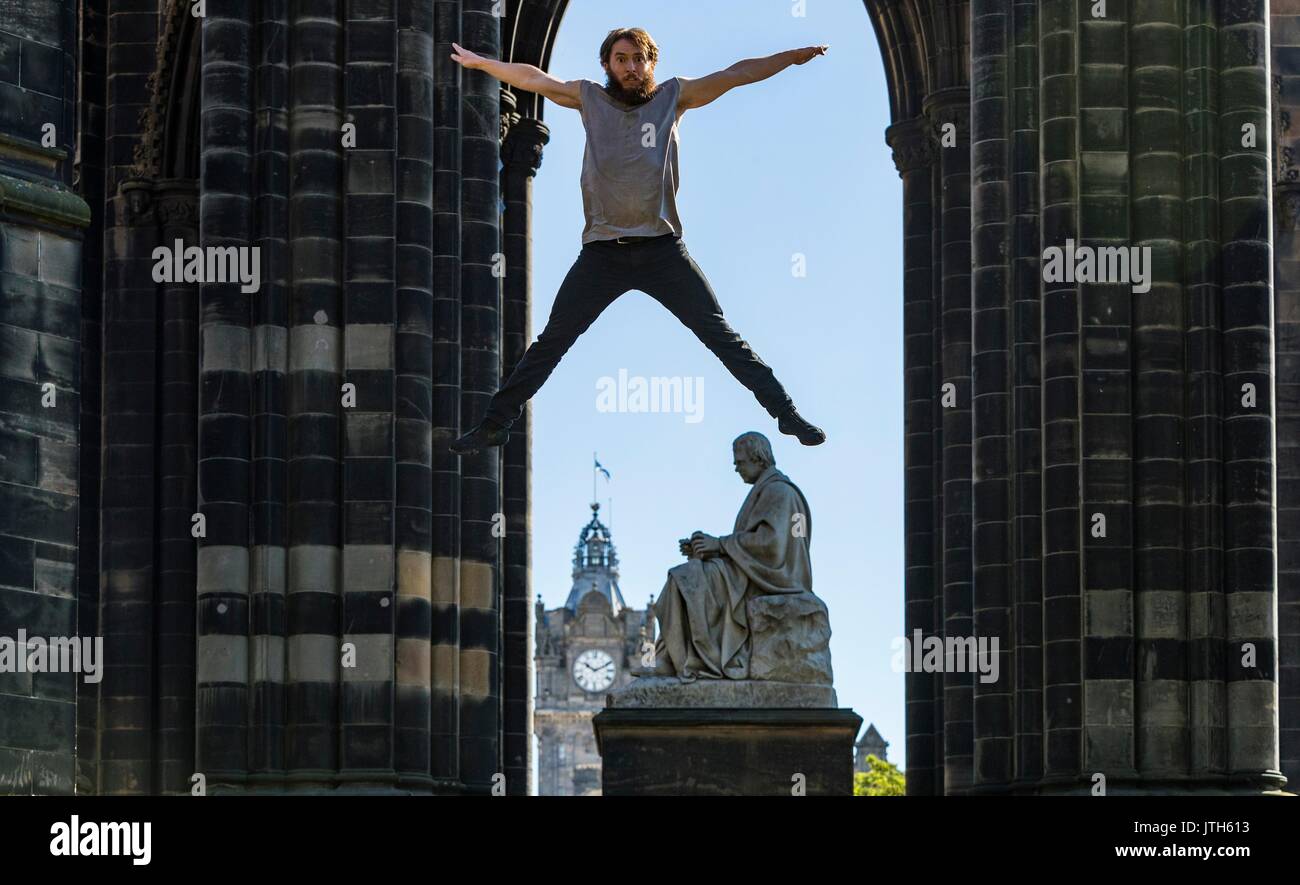 Edinburgh, Royaume-Uni. 09Th Aug 2017. Manu Tiger de Tiger Circus est propulsé dans l'air au-dessus d'Édimbourg par Massimilliano Rossetti de Lost in Translation Circus pour leur co-production, ci-joint, à l'Edinburgh Fringe Festival ; Crédit : Riche de Dyson/Alamy Live News Banque D'Images