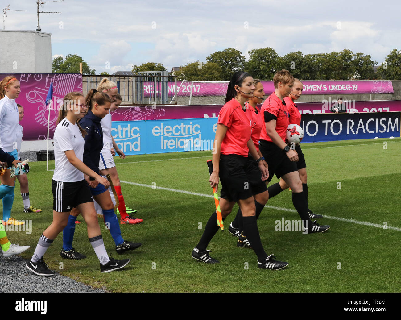 Mourneview Park, Lurgan, Irlande du Nord. 08 août 2017. Les femmes de l'UEFA des moins de 19 ans Groupe B - Italie v Angleterre. Les officiels de match et des équipes. Crédit : David Hunter/Alamy Live News. Banque D'Images