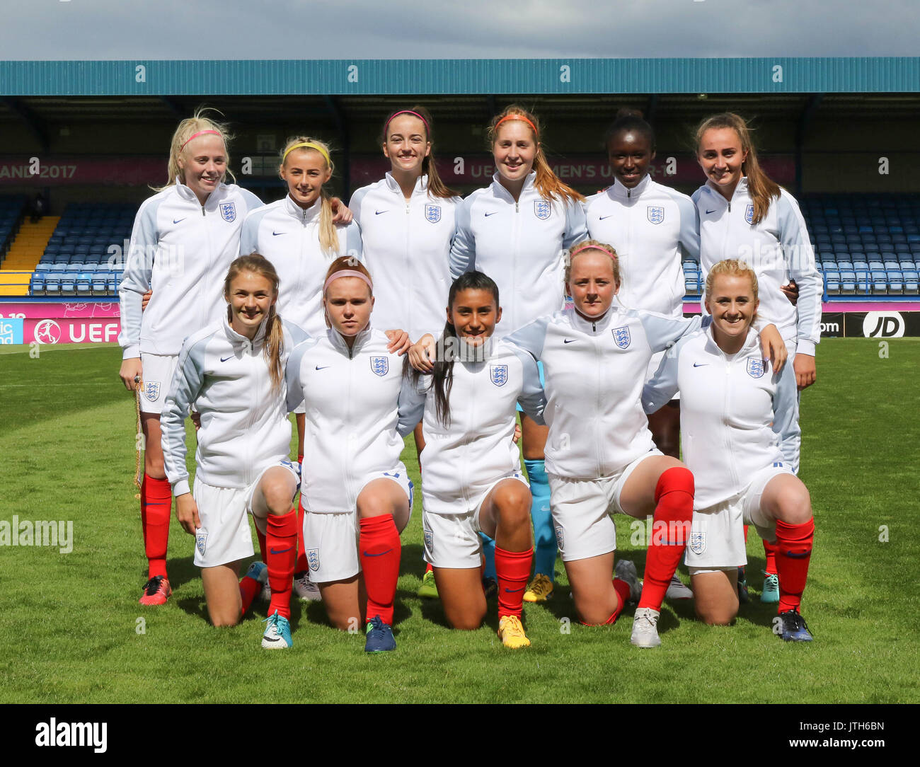 Mourneview Park, Lurgan, Irlande du Nord. 08 août 2017. Les femmes de l'UEFA des moins de 19 ans Groupe B - Italie v Angleterre. L'équipe de l'Angleterre au coup d'envoi. Crédit : David Hunter/Alamy Live News. Banque D'Images