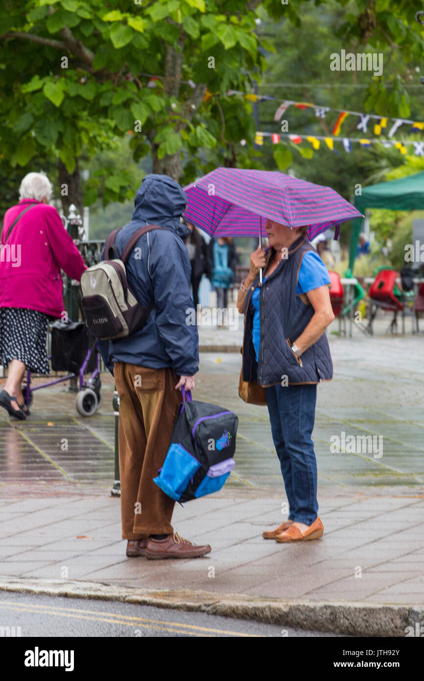 Dartmouth, Devon, UK. 09Th Aug 2017. Les touristes n'ont pas été rebutés par les fortes averses de pluie à Dartmouth, le 9 août 2017. Les commerces locaux ont été en bonne échange en tant que touristes dirigé à des magasins, cafés et bars pour échapper à la pluie. Credit : James Copeland/Alamy Live News Banque D'Images