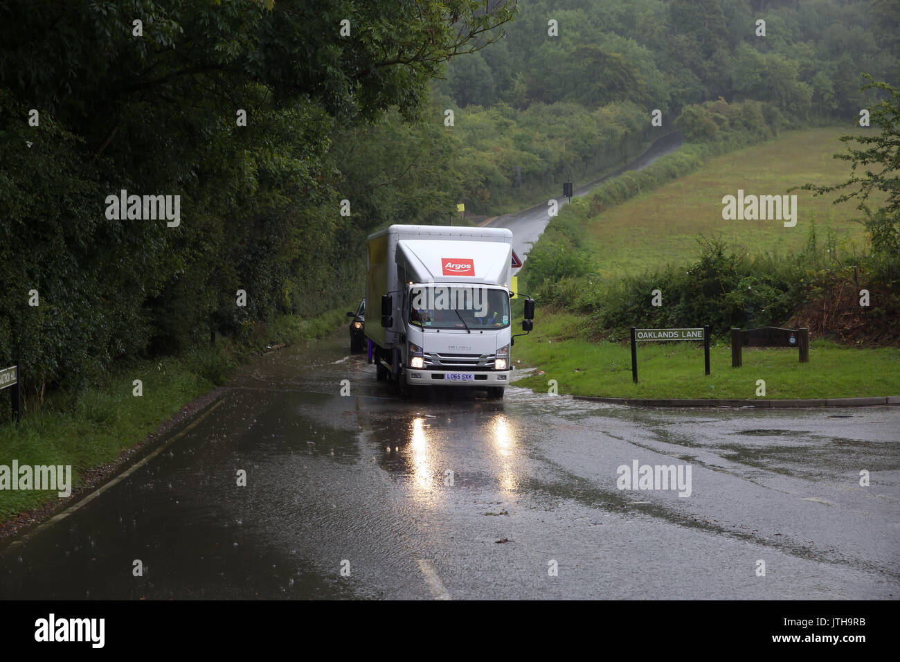 Biggin Hill, Royaume-Uni. 9 Août, 2017. Les inondations de Biggin Hill, après des pluies torrentielles qui est prévu jusqu'à ce soir, comme assister à un véhicule de la police a renversé Crédit : Keith Larby/Alamy Live News Banque D'Images