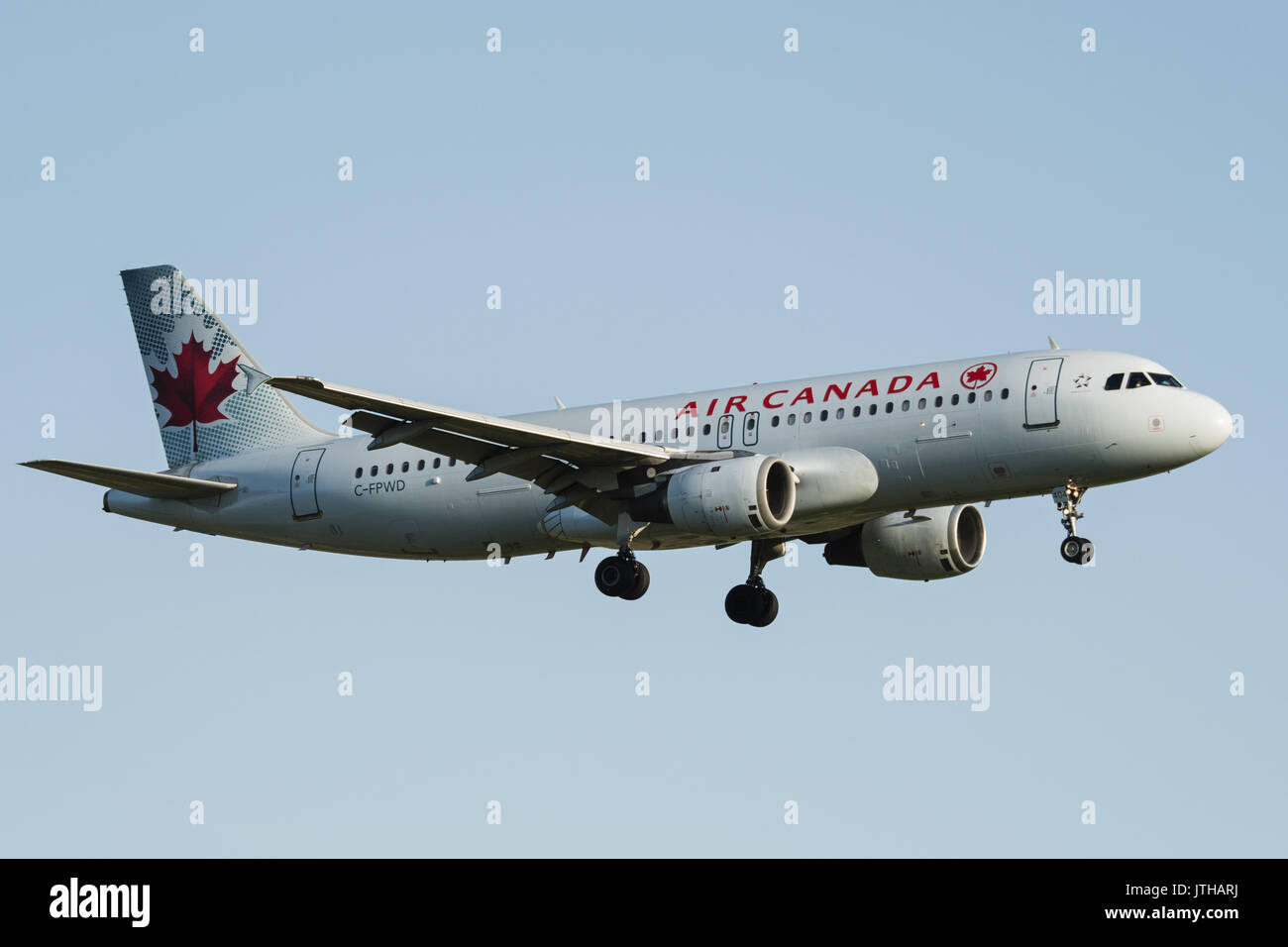 10 juin 2017 - Richmond, Colombie-Britannique, Canada - un Airbus A320 d'Air Canada (C-FPWD) narrow-corps des monocouloirs avion de ligne en approche finale pour l'atterrissage à l'Aéroport International de Vancouver. (Crédit Image : © Bayne Stanley via Zuma sur le fil) Banque D'Images