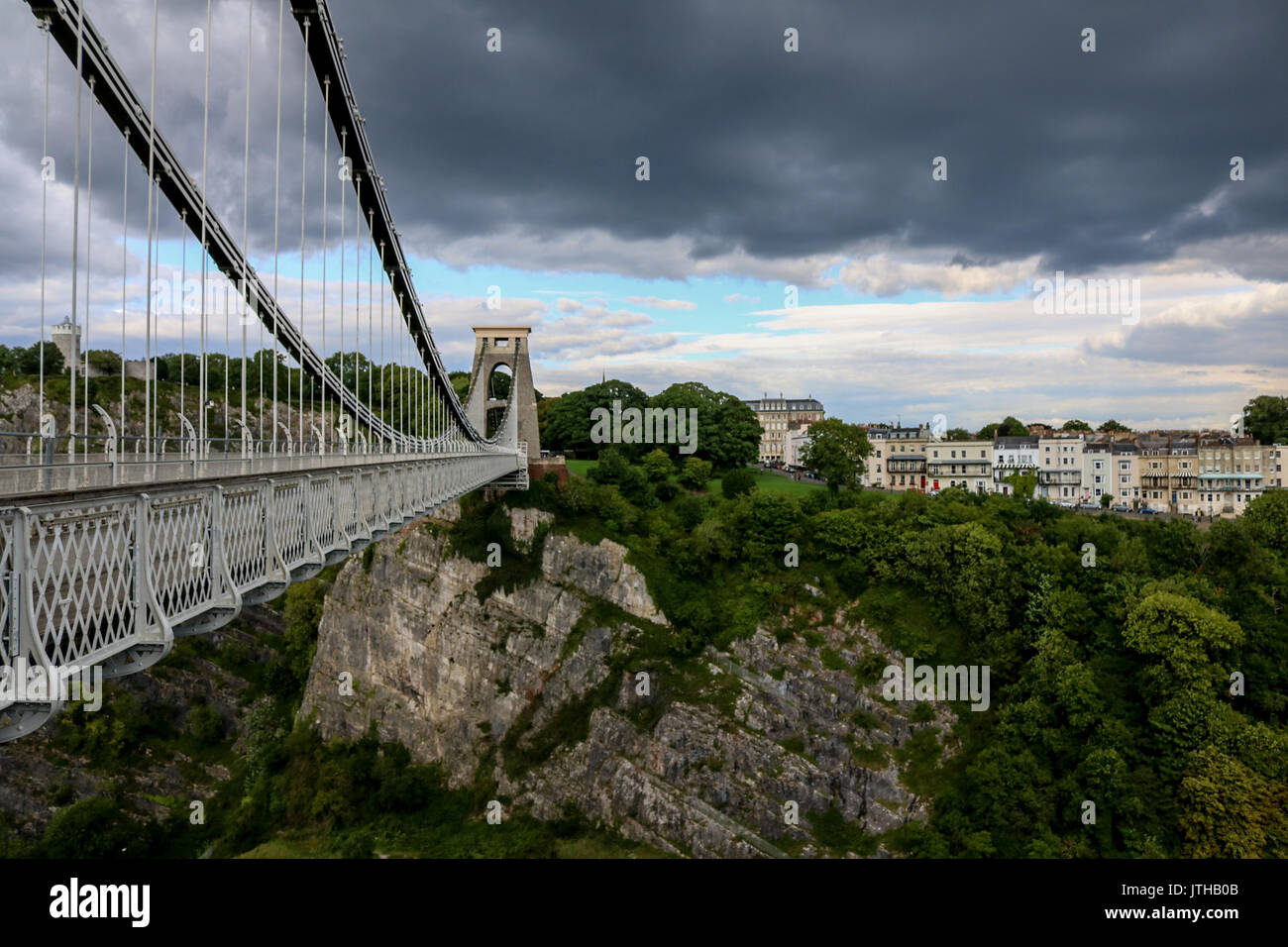 Bristol, Royaume-Uni. 9 Août, 2017. Des nuages noirs menaçants de dérive sur le pont suspendu de Clifton sur un jour de pluie à Bristol Avon qui a apporté de fortes pluies et des inondations dans de nombreuses régions d'Angleterre Crédit : amer ghazzal/Alamy Live News Banque D'Images