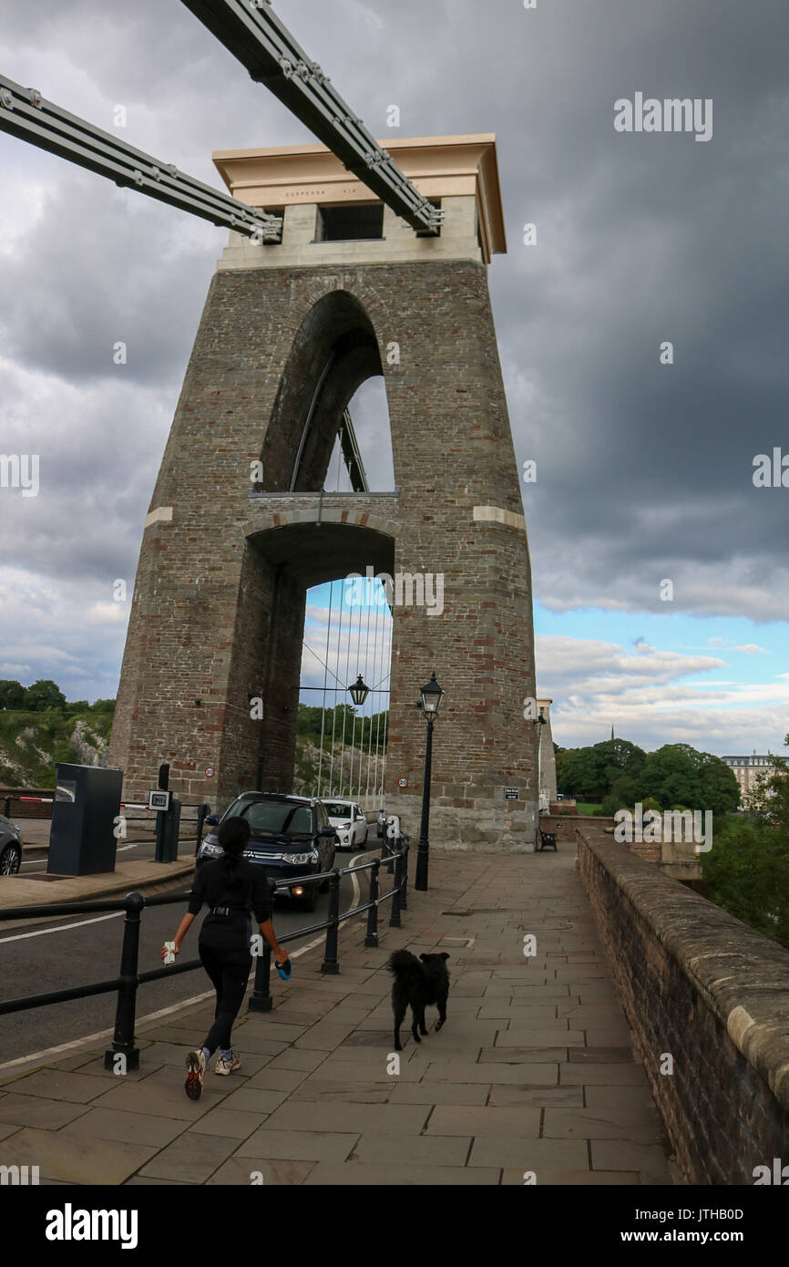 Bristol, Royaume-Uni. 9 Août, 2017. Des nuages noirs menaçants de dérive sur le pont suspendu de Clifton sur un jour de pluie à Bristol Avon qui a apporté de fortes pluies et des inondations dans de nombreuses régions d'Angleterre Crédit : amer ghazzal/Alamy Live News Banque D'Images