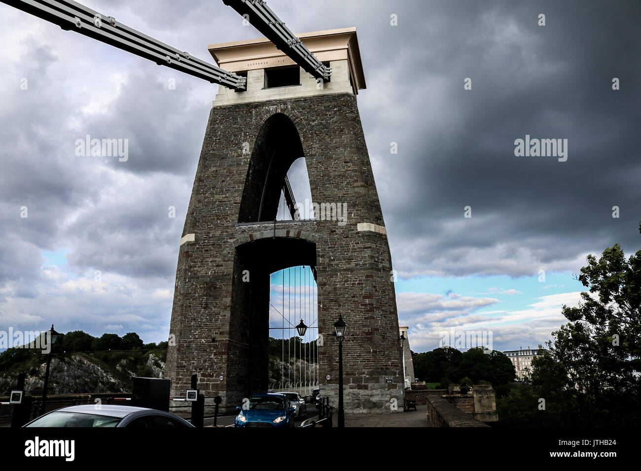 Bristol, Royaume-Uni. 9 Août, 2017. Des nuages noirs menaçants de dérive sur le pont suspendu de Clifton sur un jour de pluie à Bristol Avon qui a apporté de fortes pluies et des inondations dans de nombreuses régions d'Angleterre Crédit : amer ghazzal/Alamy Live News Banque D'Images